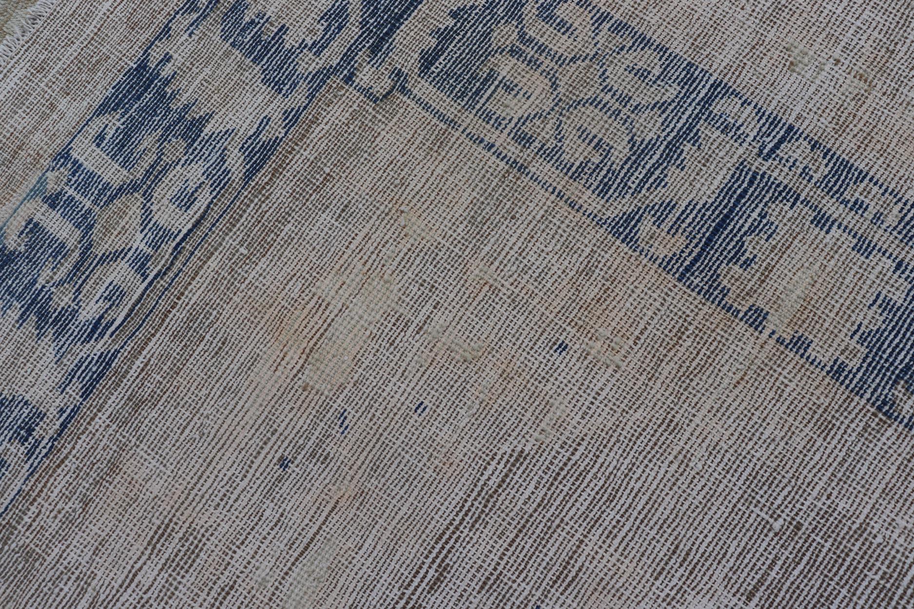 Türkischer Oushak-Galerie-Teppich in Blau und Creme mit geometrischem Design im Angebot 6