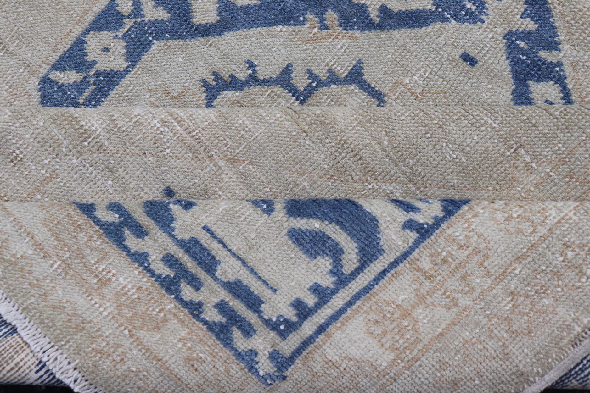 Türkischer Oushak-Galerie-Teppich in Blau und Creme mit geometrischem Design im Angebot 7
