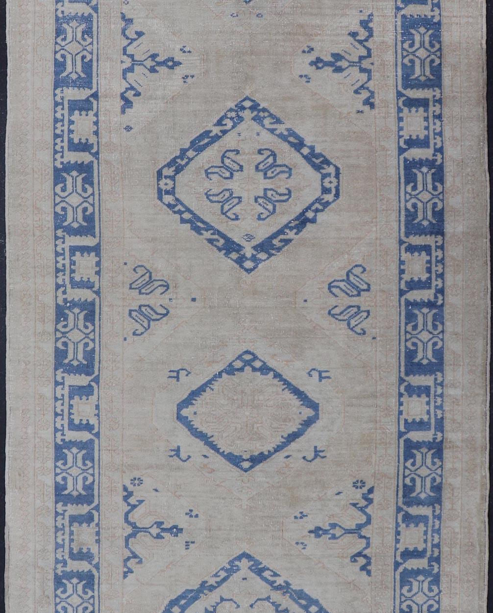 Türkischer Oushak-Galerie-Teppich in Blau und Creme mit geometrischem Design (Handgeknüpft) im Angebot