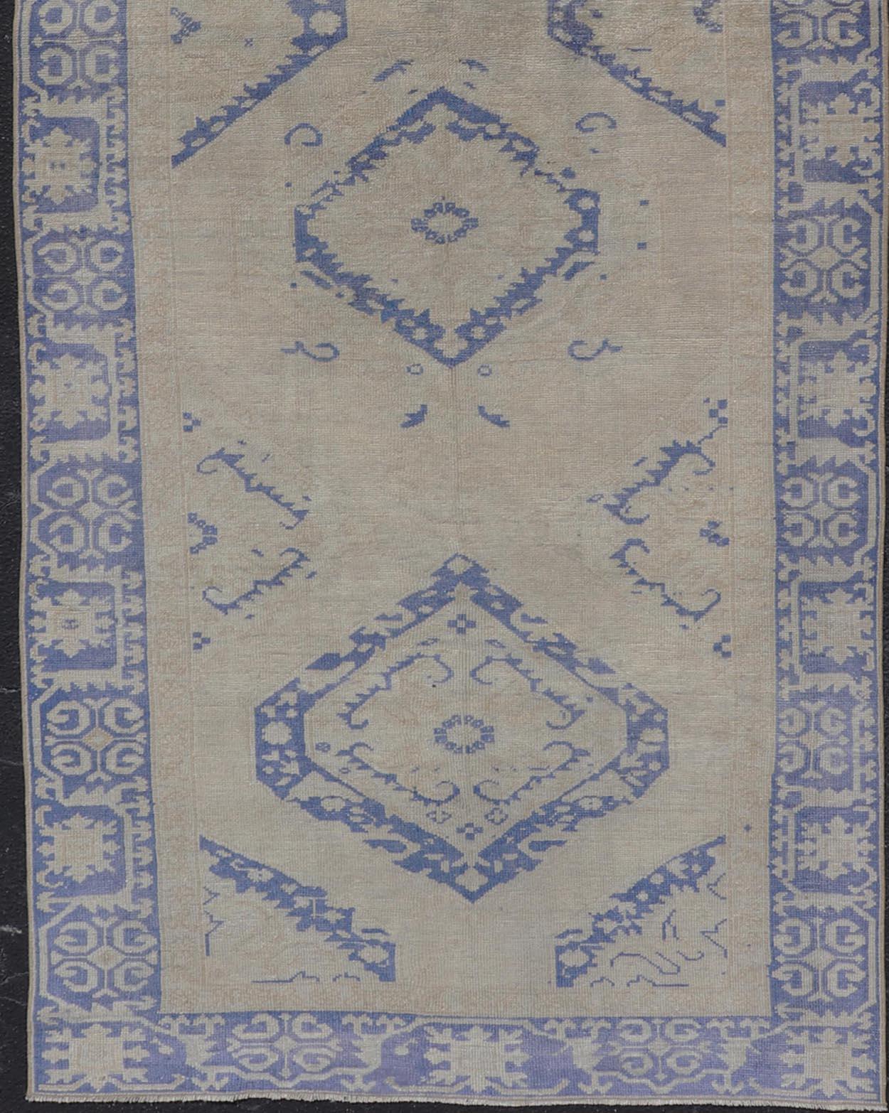 Türkischer Oushak-Galerie-Teppich in Blau und Creme mit geometrischem Design im Zustand „Gut“ im Angebot in Atlanta, GA