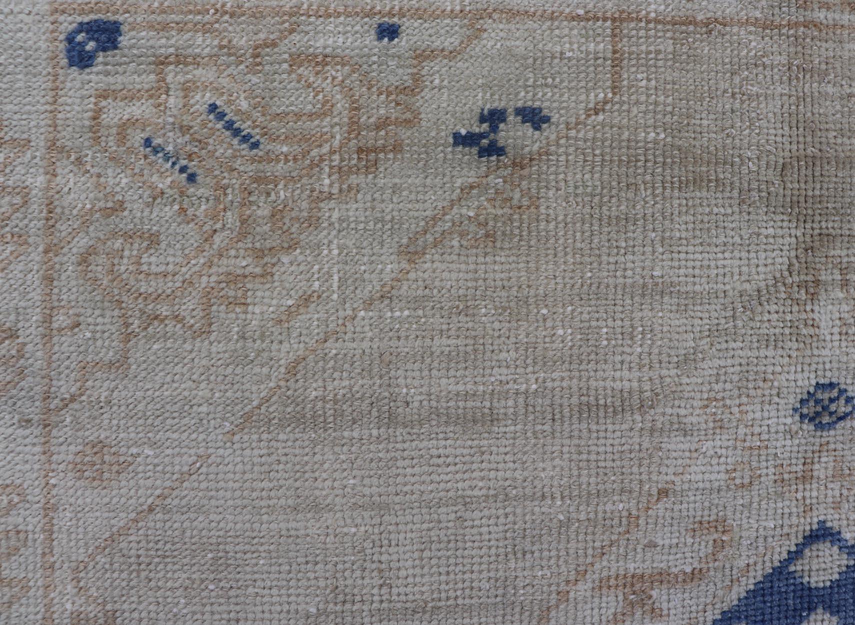 Türkischer Oushak-Galerie-Teppich in Blau und Creme mit geometrischem Design im Angebot 3