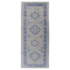 Alfombra turca Oushak Gallery en azul y crema con diseño geométrico