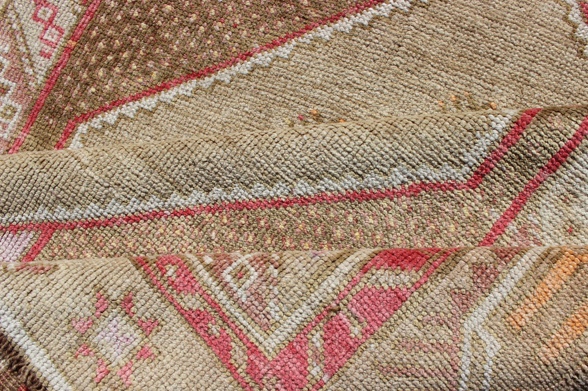 Türkischer Oushak-Galerie-Teppich mit Multi-Medaillon-Muster in Erdtönen und Rot im Angebot 4