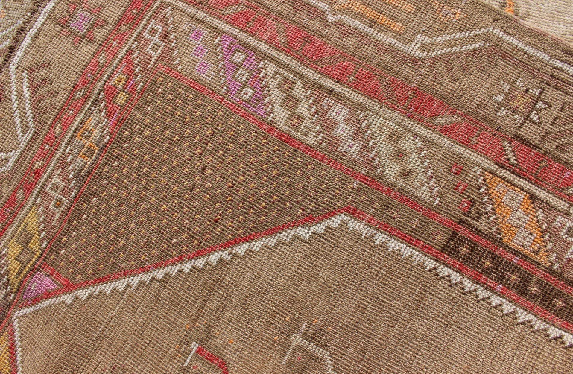 Türkischer Oushak-Galerie-Teppich mit Multi-Medaillon-Muster in Erdtönen und Rot im Angebot 5