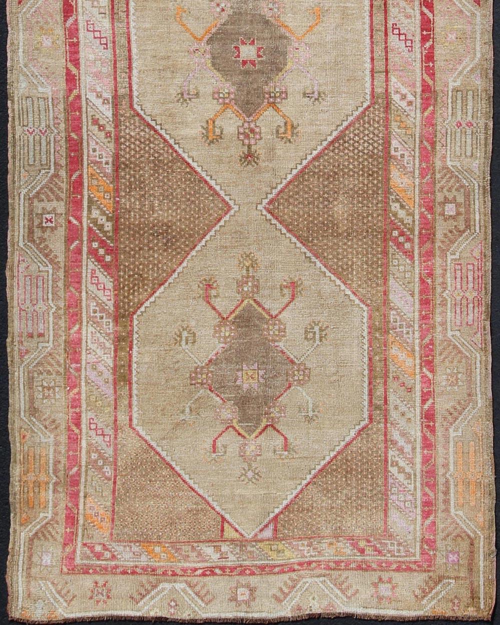Vintage Oushak carpet with Tribal Medallion Design, rug TU-MTU-4820, country of origin / type: Turkey / Oushak, circa 1940

This vintage Oushak carpet from mid-20th century Turkey features a repeating tribal medallion design rendered in earth
