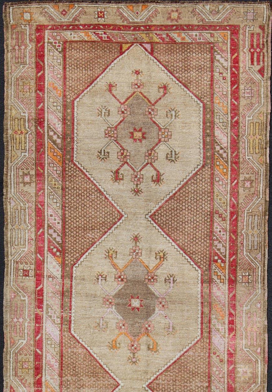 Türkischer Oushak-Galerie-Teppich mit Multi-Medaillon-Muster in Erdtönen und Rot (Handgeknüpft) im Angebot