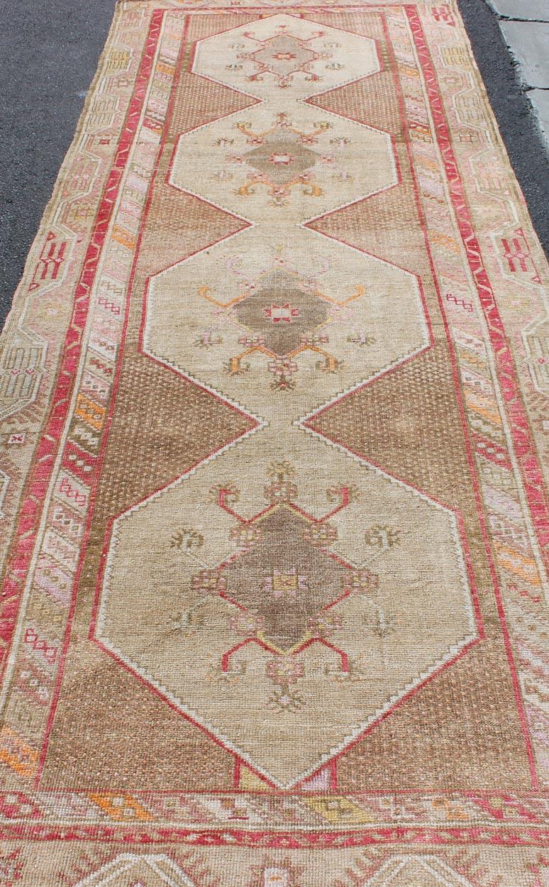 Türkischer Oushak-Galerie-Teppich mit Multi-Medaillon-Muster in Erdtönen und Rot (Mitte des 20. Jahrhunderts) im Angebot