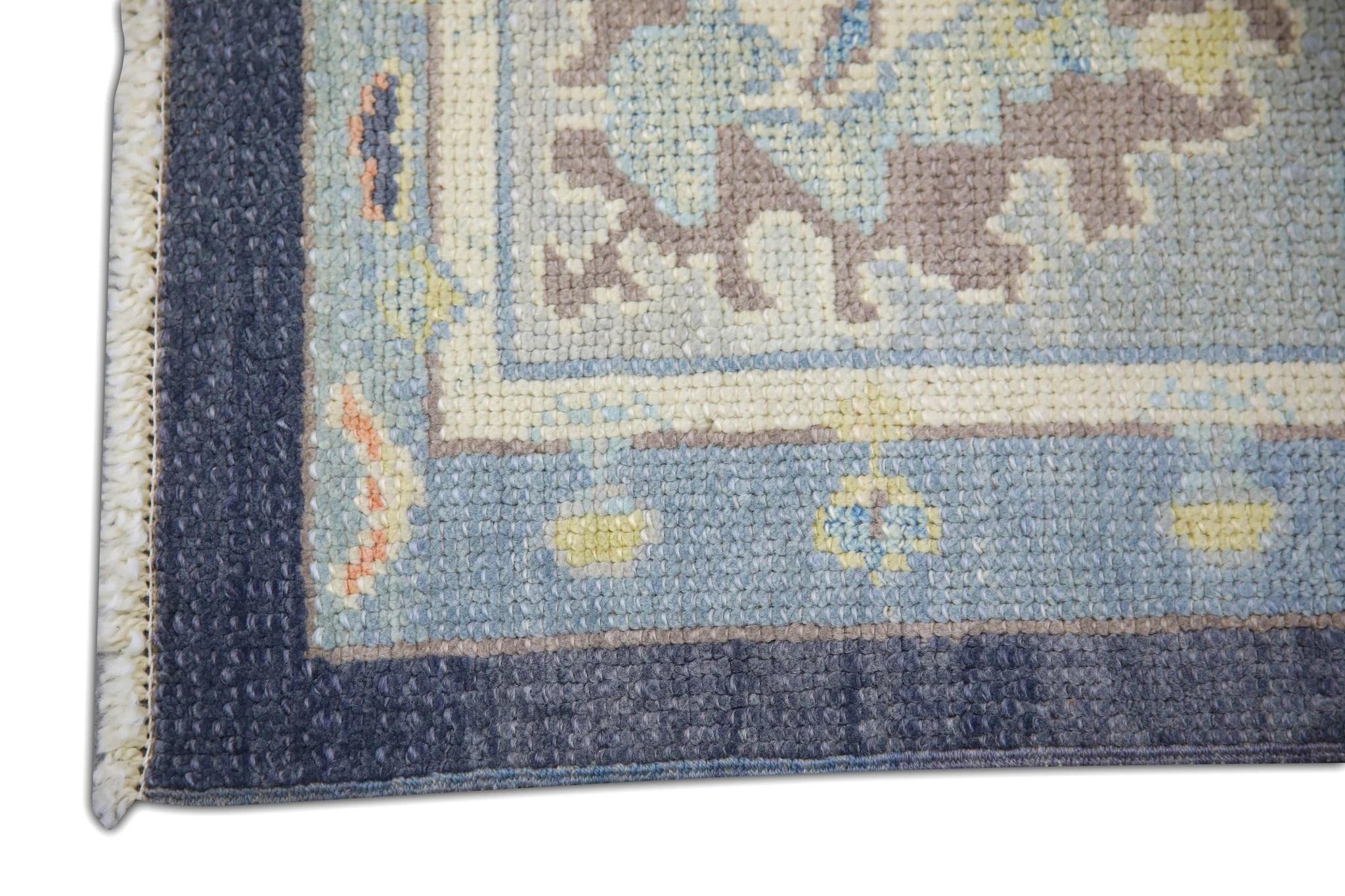 Türkischer Oushak handgewebter Teppich aus Wolle in Blau mit buntem, geblümtem Design 6'3
