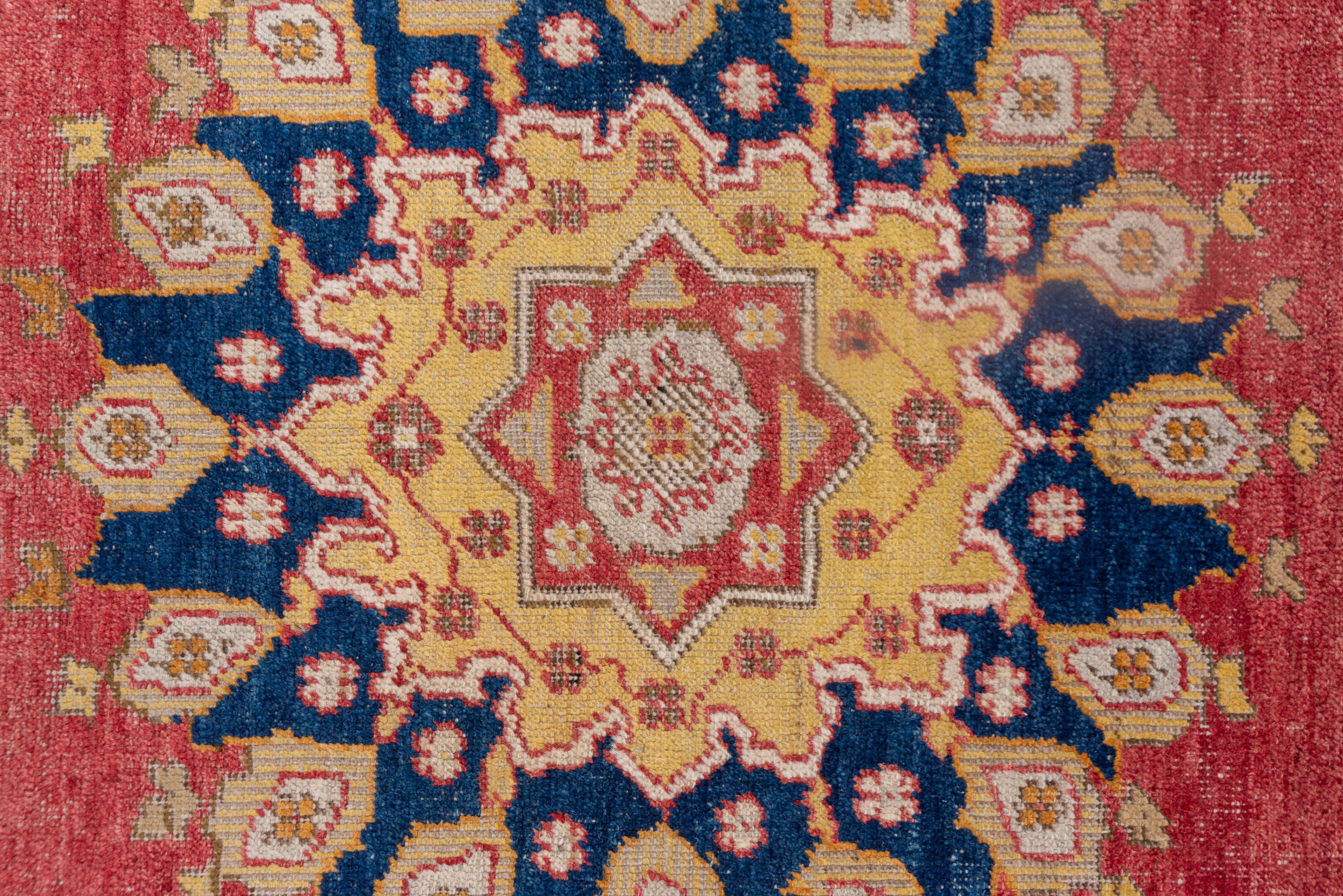 Türkischer Oushak in Sommerpastell mit Medaillon der zentralen Sonne (Wolle) im Angebot