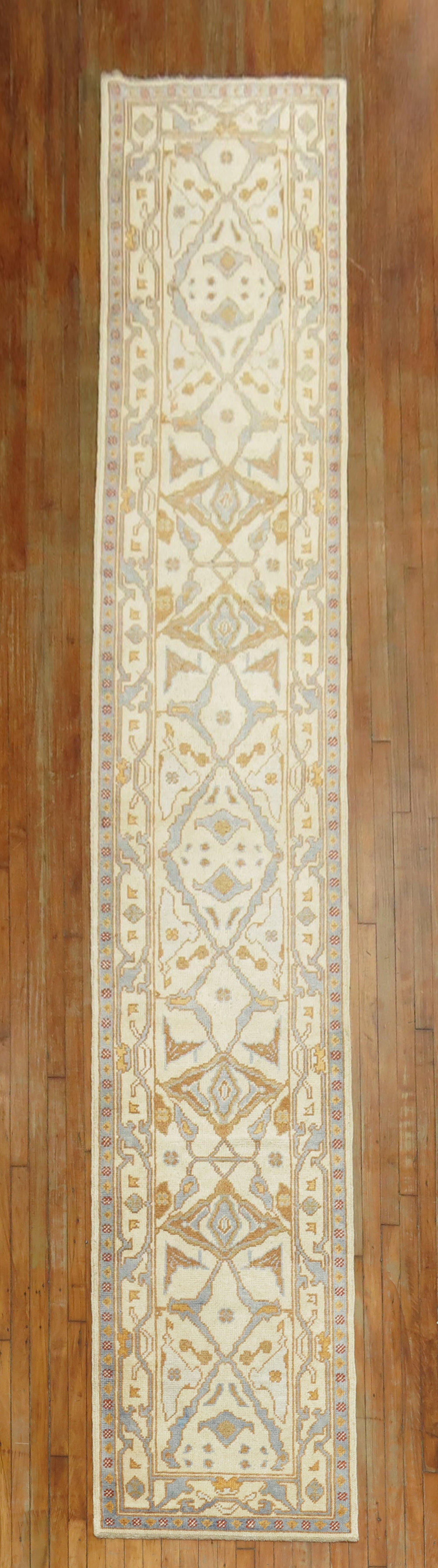 Reproduction d'une pièce unique du début du 21e siècle d'un tapis de course turc Oushak étroit et long

Mesures : 2'8'' x 16'8''.