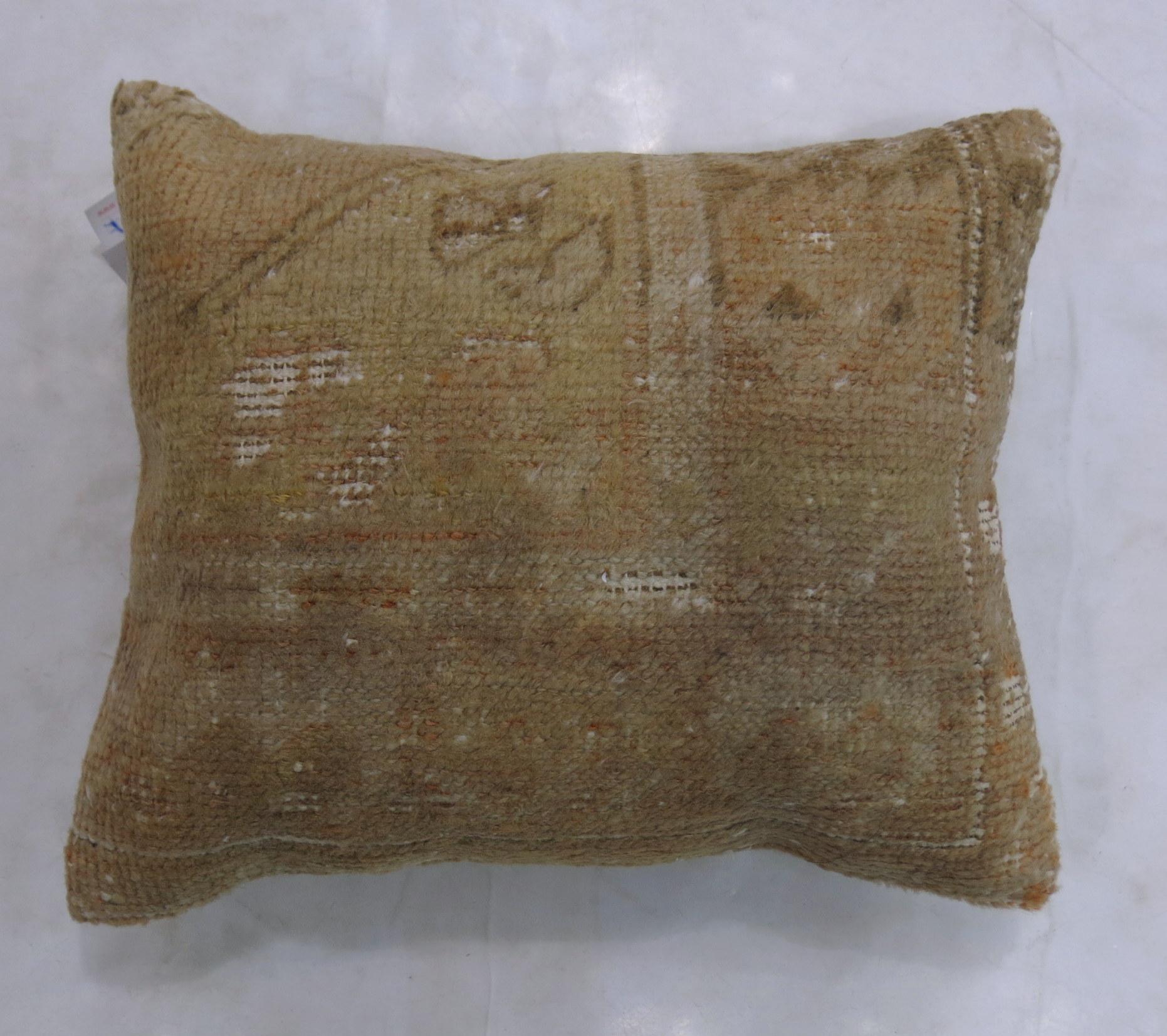 Einzigartiges Teppichkissen aus einem alten türkischen Oushak mit Baumwollrücken und Reißverschluss. 

Maße: 13