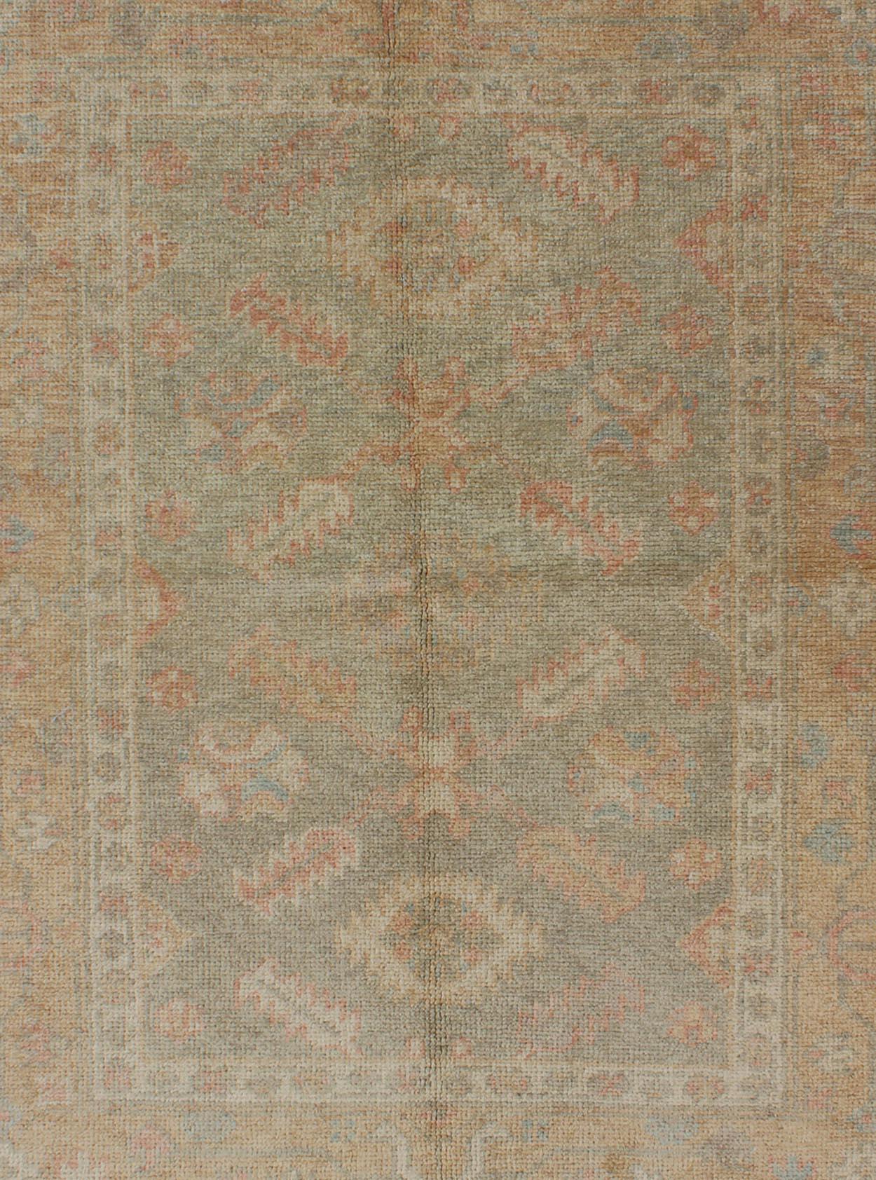 Türkischer Oushak Reproduktionsteppich mit geometrischen Motiven in Grün im Zustand „Gut“ im Angebot in Atlanta, GA