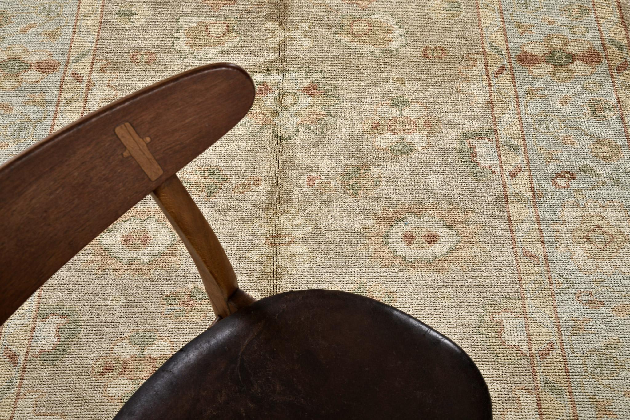 Una serena alfombra de renacimiento Oushak que es una magnífica representación de la sencillez, la suave belleza y la tranquilidad. Distintivas palmetas, gráciles peonías y motivos floridos exhiben una refinada elegancia en los notables tonos coral,
