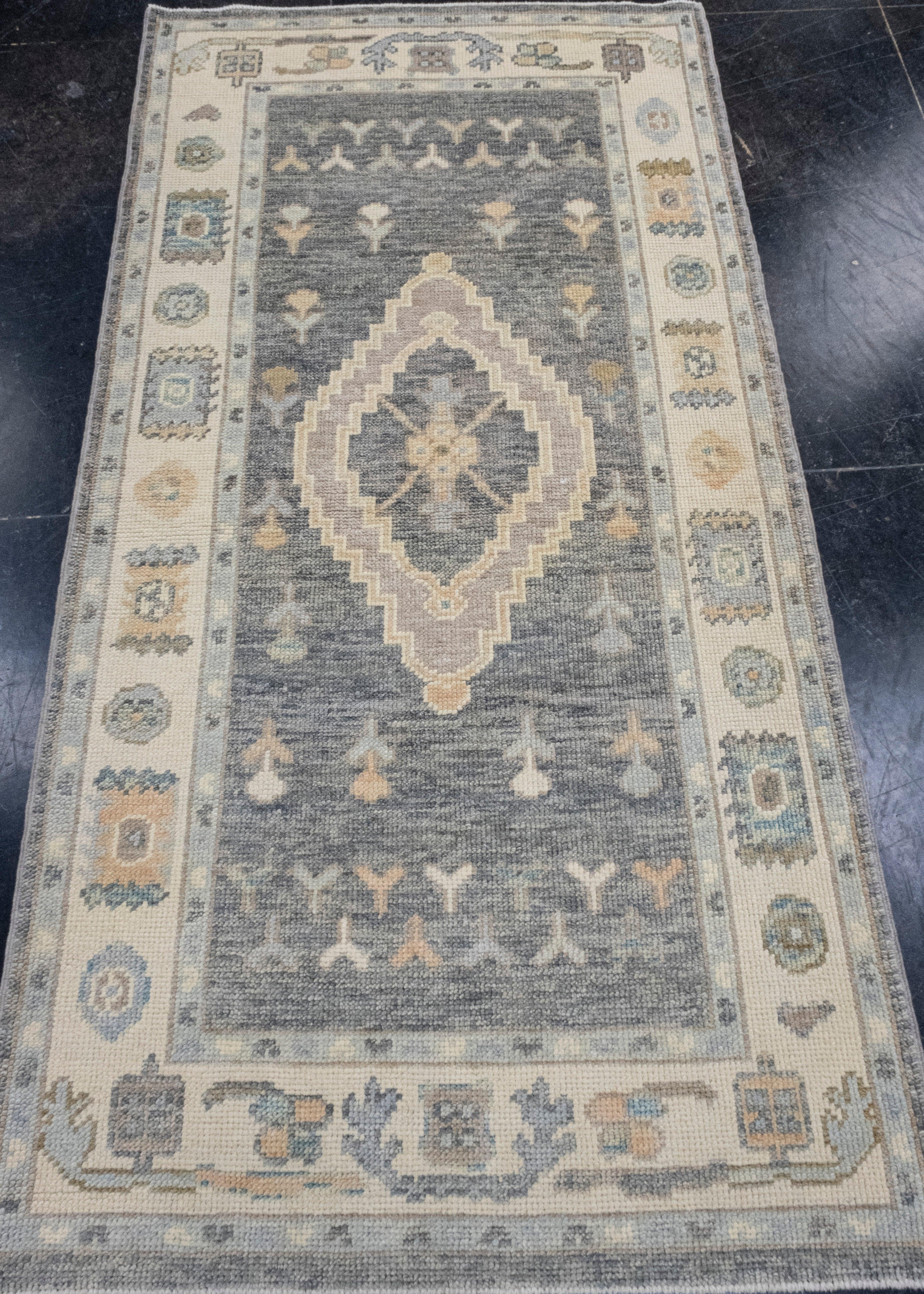 Türkischer Oushak-Teppich 3' x 6' #16650 Entdecken Sie eine kuratierte Kollektion von Flurläufern, Wollteppichen und handgefertigten Meisterwerken bei , wo Eleganz auf Funktionalität trifft. Verschönern Sie Ihren Raum mit einer Vielzahl von Stilen