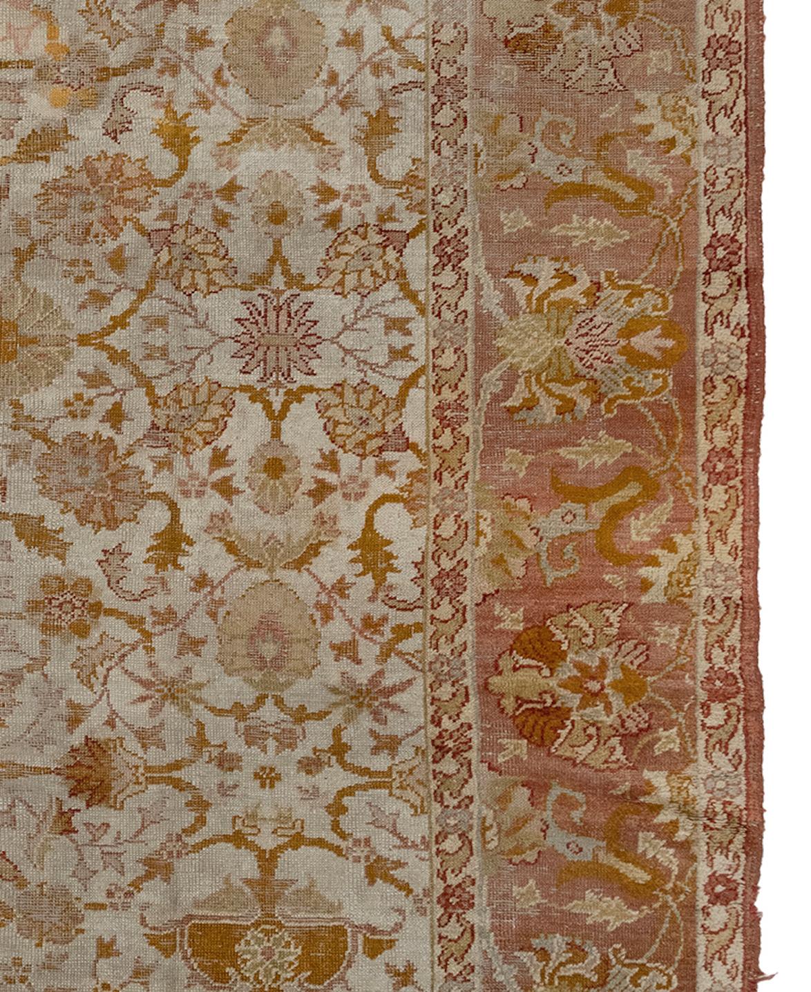 Les tapis Oushak sont originaires de la ville d'Usak, en Turquie, et utilisent une famille particulière de motifs composés de teintures qui tendent vers les cannelle, les teintes terracotta, l'or, les bleus, les verts, l'ivoire, le safran et les