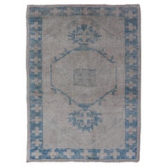 Alfombra Turca Oushak Azul y Beige Motivo Geométrico 2'6 x 3'7