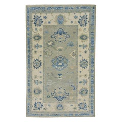 Türkischer Oushak-Teppich in Blau & Beige mit Blumenmuster aus handgewebter Wolle 2'9" x 4'6"