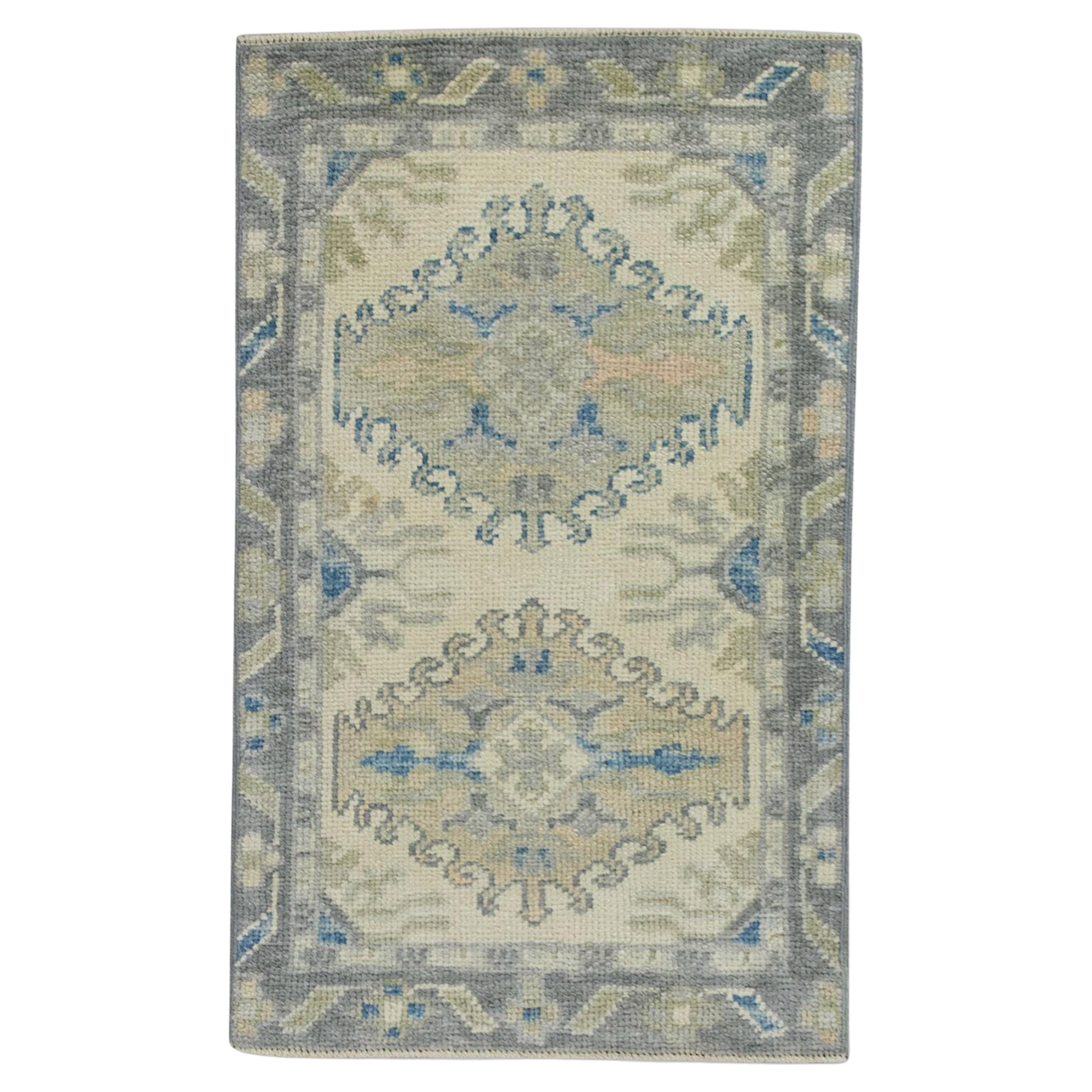 Türkischer Oushak Teppich Blau, Grau & Creme Handgewebter Wollteppich 1'10" x 3'1" im Angebot