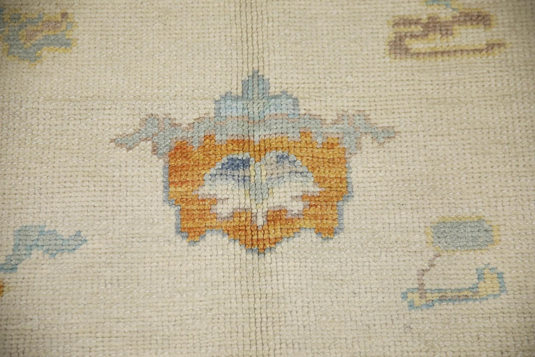 Moderne Tapis turc Oushak bleu, ivoire et orange tissé à la main 4'2