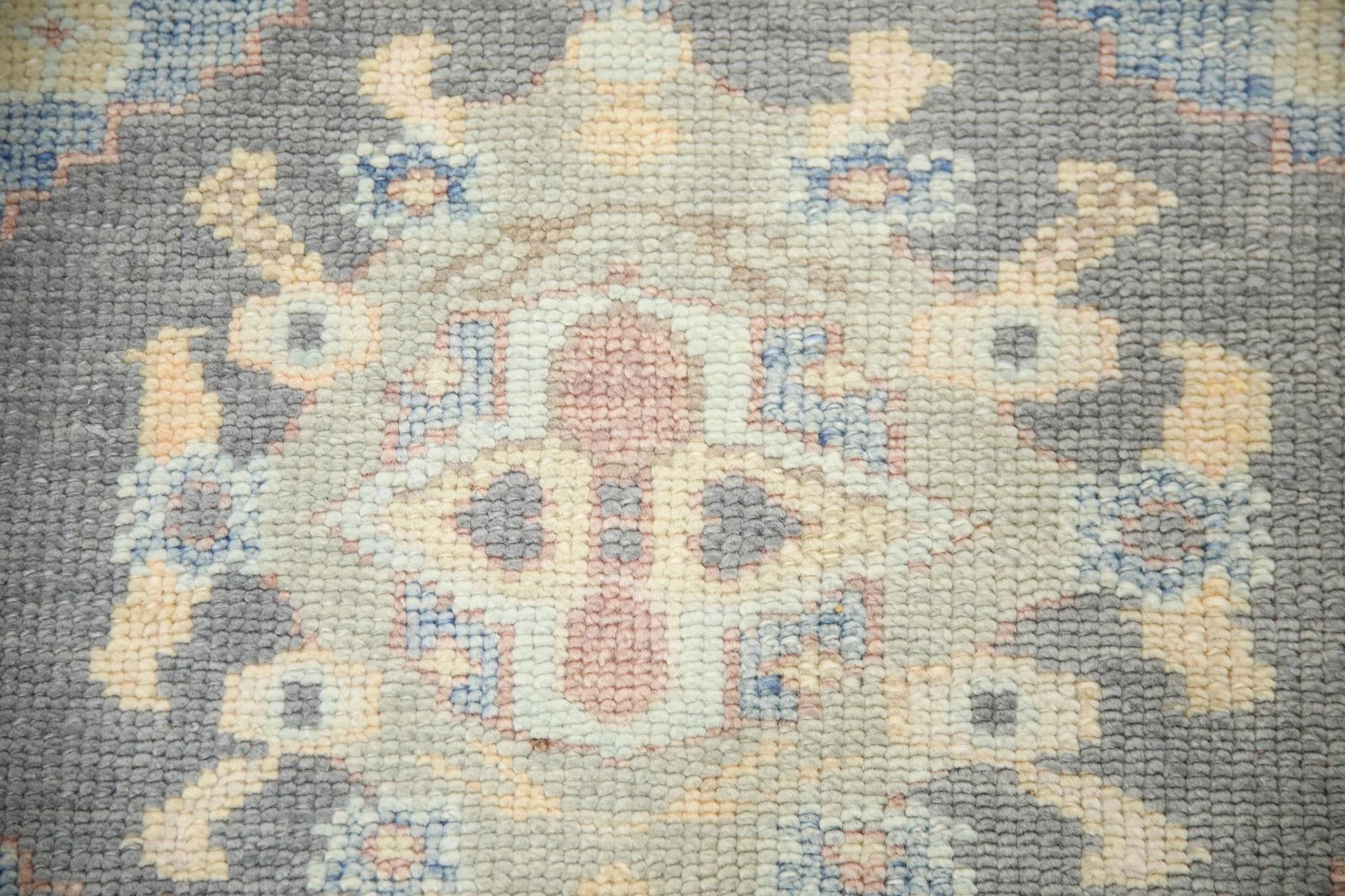 Türkischer Oushak-Teppich in Blau & Multicolor, handgefertigt, 2'4