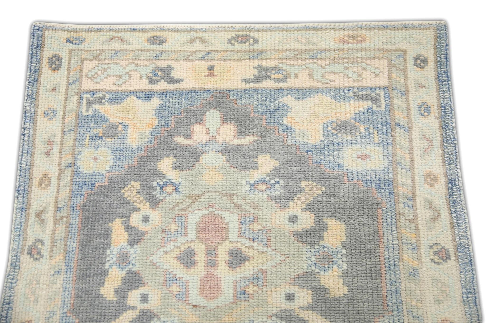 Türkischer Oushak-Teppich in Blau & Multicolor, handgefertigt, 2'4