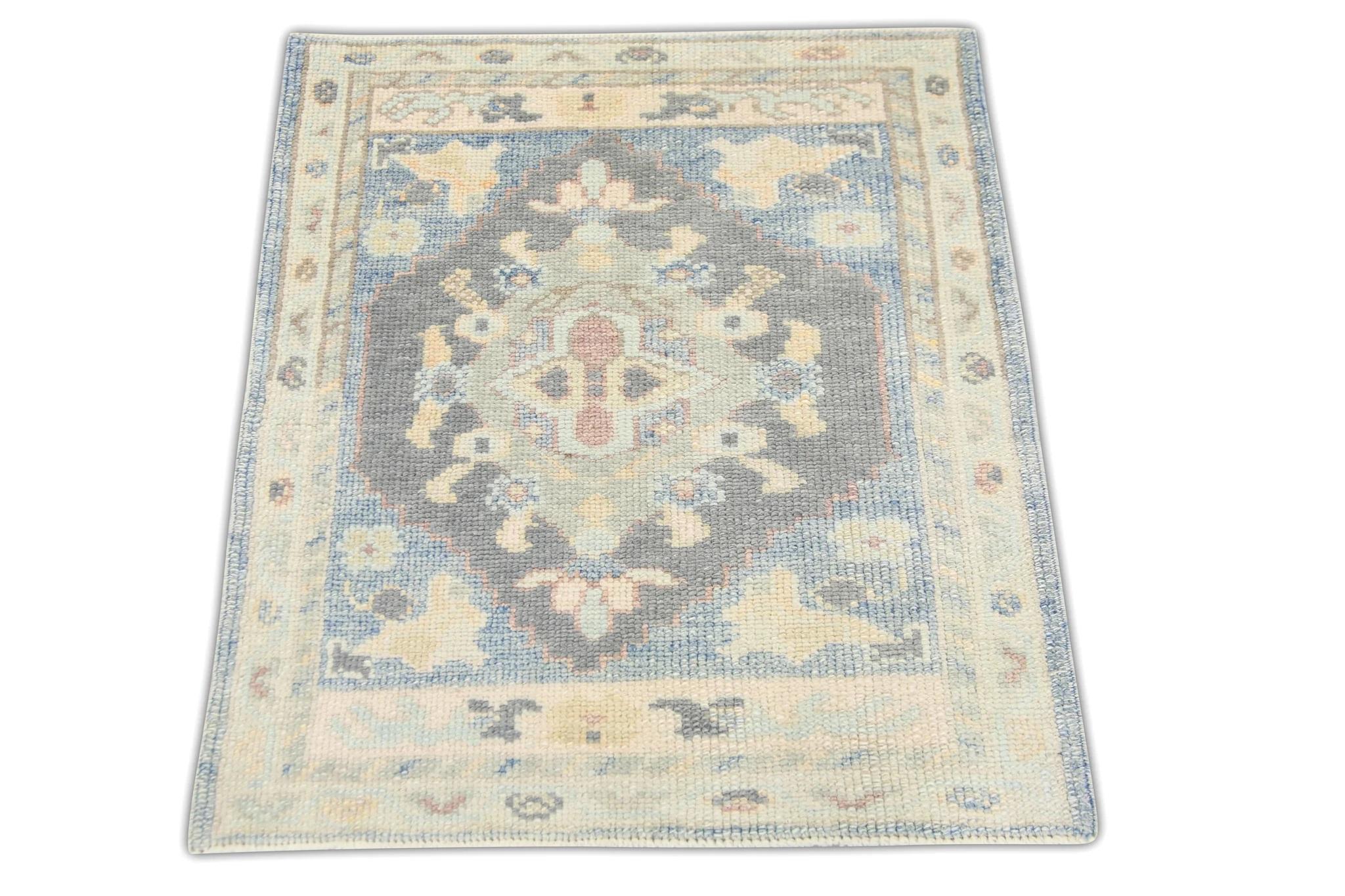 Türkischer Oushak-Teppich in Blau & Multicolor, handgefertigt, 2'4