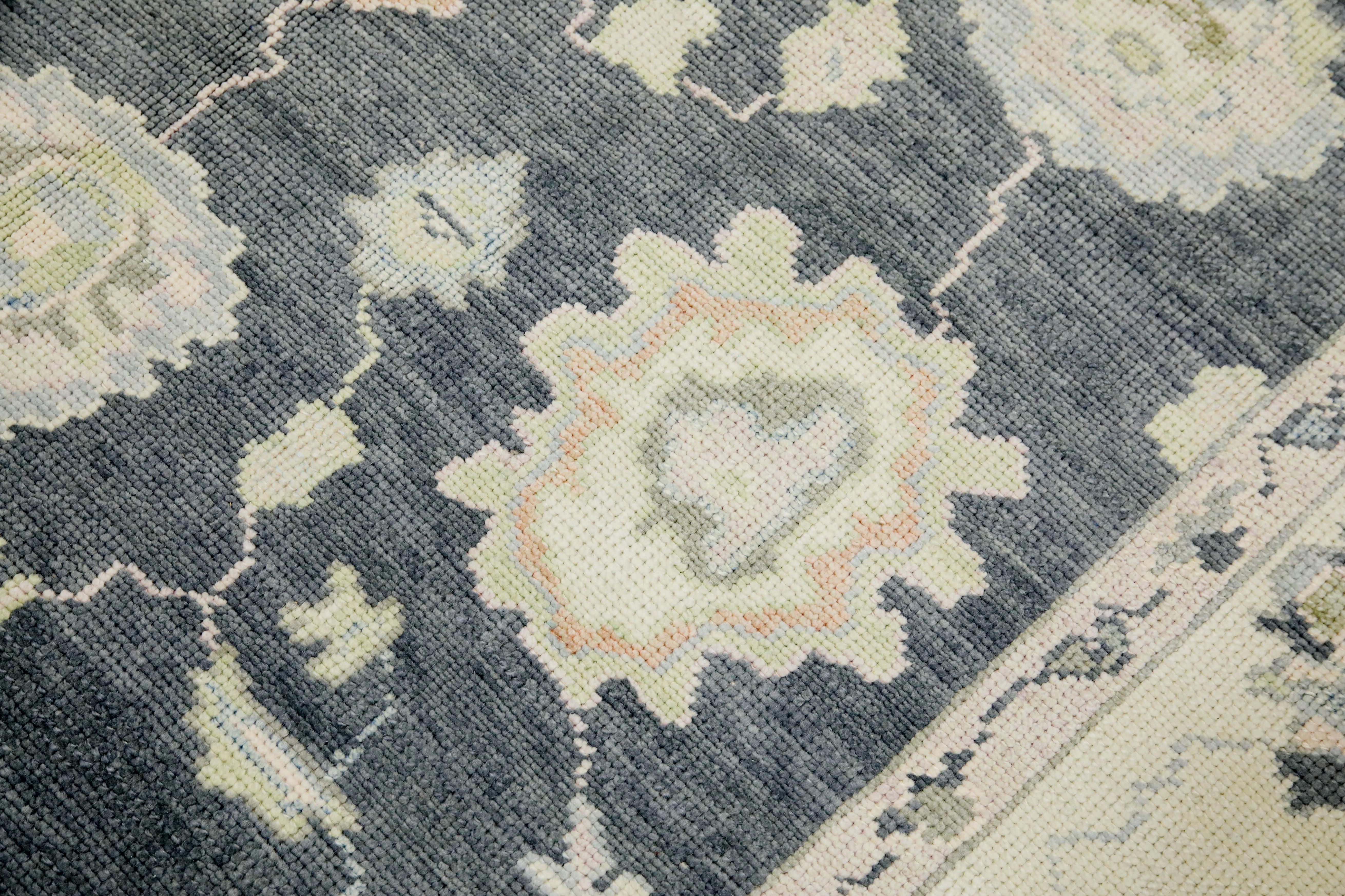 Türkischer Oushak Teppich Charcoal Floral Design Handgewebter Wollteppich 6'3