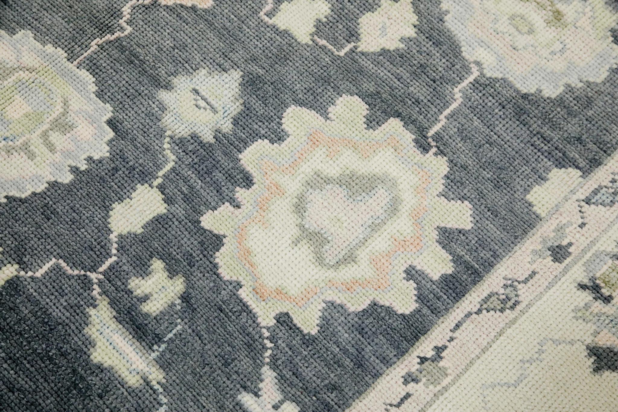 Türkischer Oushak Teppich Charcoal Floral Design Handgewebter Wollteppich 6'3