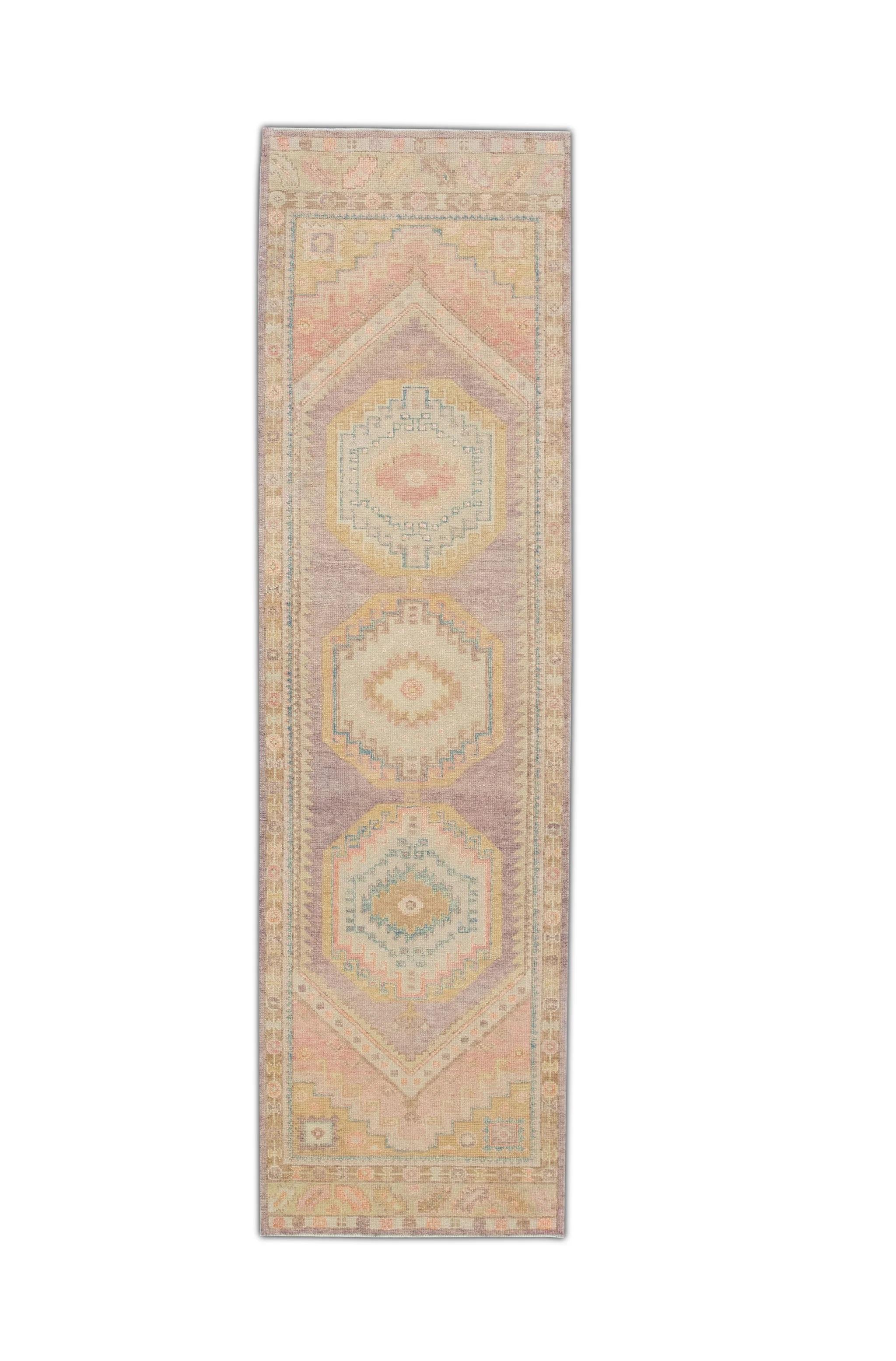 Mehrfarbiger handgewebter türkischer Oushak-Teppich aus Wolle mit Medaillon-Design 3' x 10'5