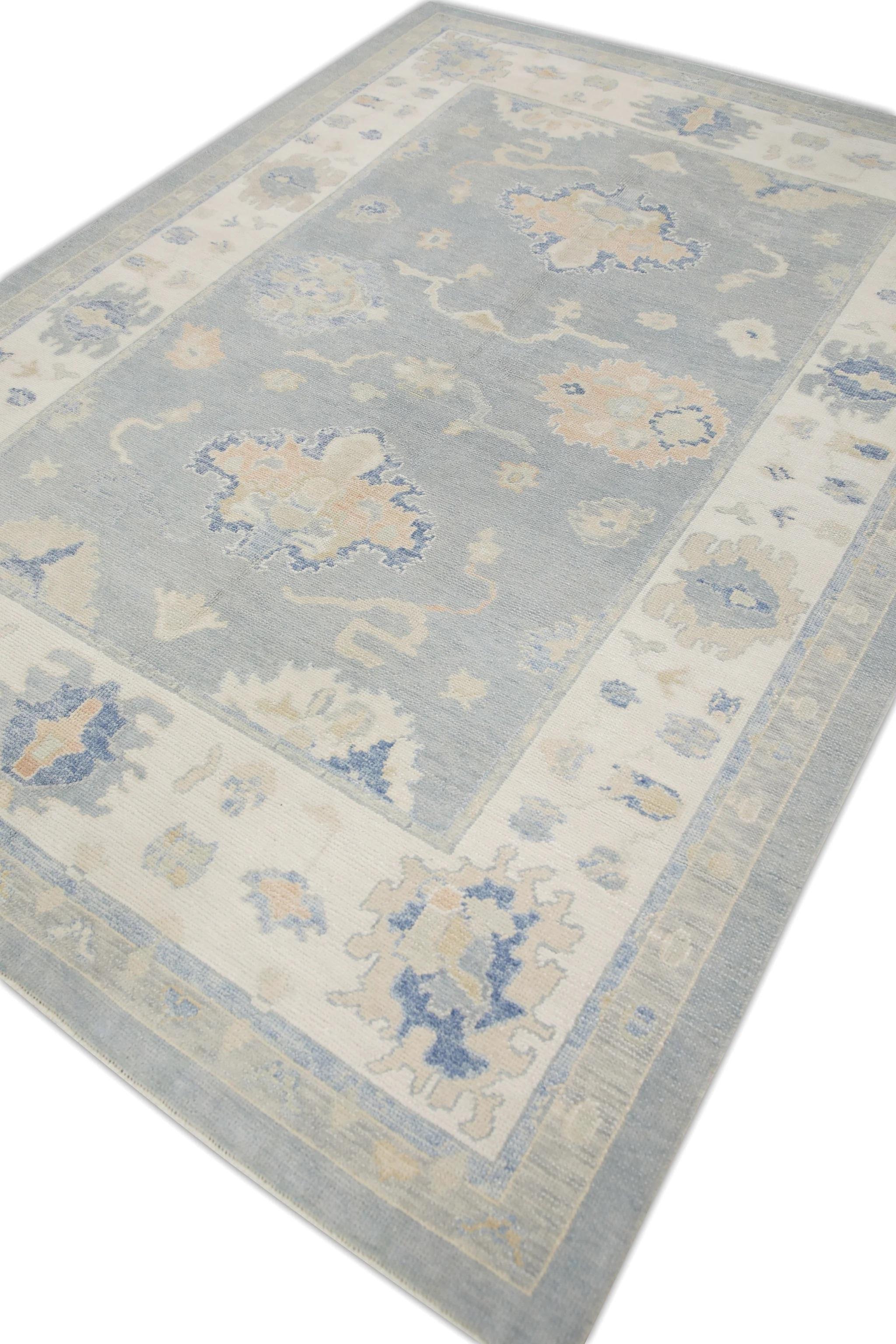 Ce tapis turc oushak est une œuvre d'art étonnante, tissée à la main selon des techniques traditionnelles par des artisans qualifiés. Le tapis présente des motifs complexes et une palette de couleurs douces obtenue grâce à l'utilisation de teintures