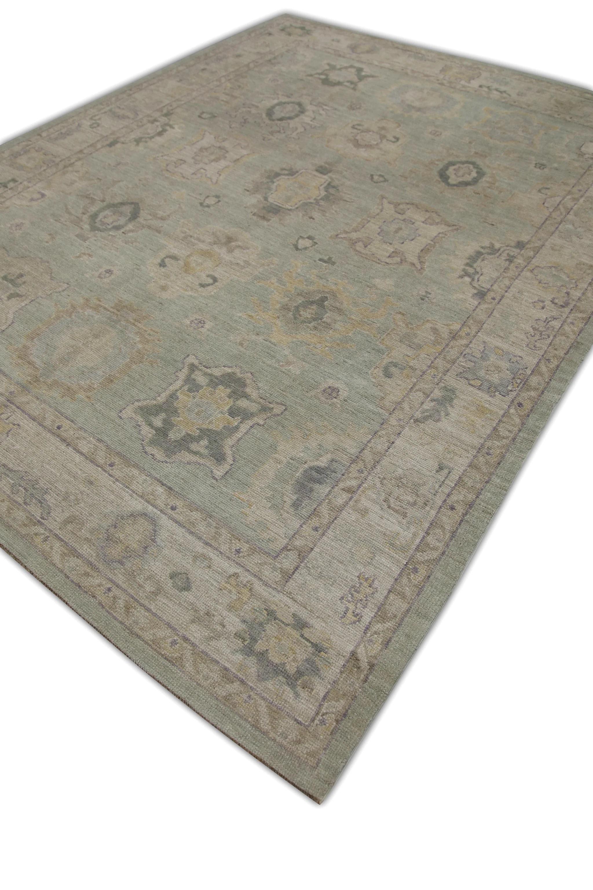 Dieser türkische Oushak-Teppich ist ein atemberaubendes Kunstwerk, das von erfahrenen Kunsthandwerkern mit traditionellen Techniken handgewebt wurde. Der Teppich weist komplizierte Muster und eine weiche Farbpalette auf, die durch die Verwendung