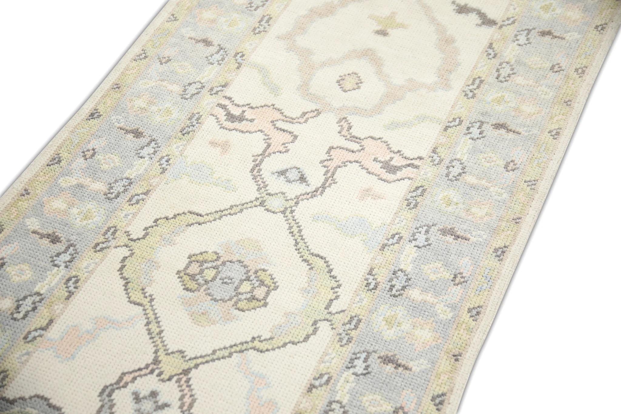 Ce tapis turc oushak est une œuvre d'art étonnante, tissée à la main selon des techniques traditionnelles par des artisans qualifiés. Le tapis présente des motifs complexes et une palette de couleurs douces obtenue grâce à l'utilisation de teintures