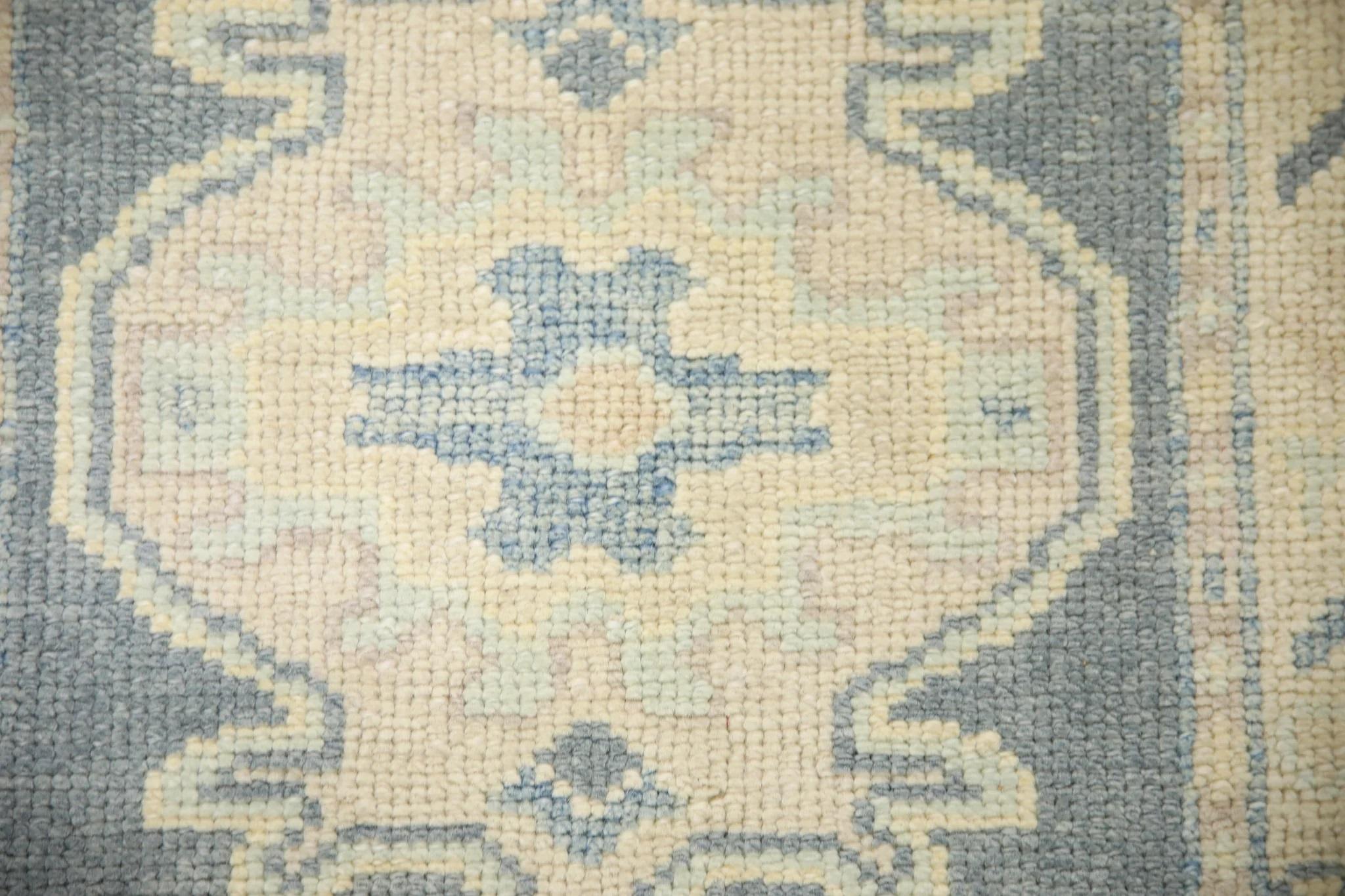 Dieser türkische Oushak-Teppich ist ein atemberaubendes Kunstwerk, das von erfahrenen Kunsthandwerkern mit traditionellen Techniken handgewebt wurde. Der Teppich weist komplizierte Muster und eine weiche Farbpalette auf, die durch die Verwendung
