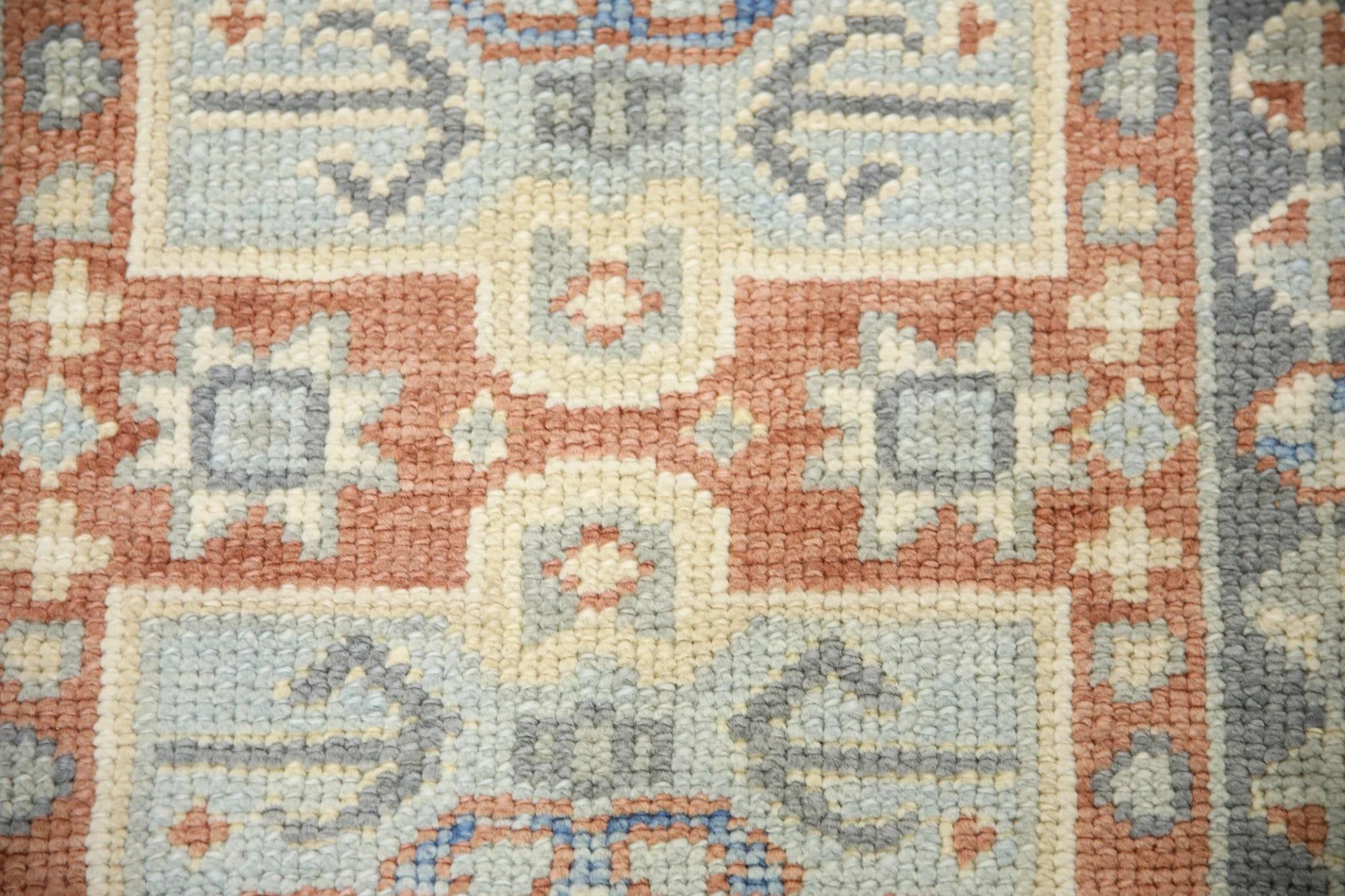 Dieser türkische Oushak-Teppich ist ein atemberaubendes Kunstwerk, das von erfahrenen Kunsthandwerkern mit traditionellen Techniken handgewebt wurde. Der Teppich weist komplizierte Muster und eine weiche Farbpalette auf, die durch die Verwendung