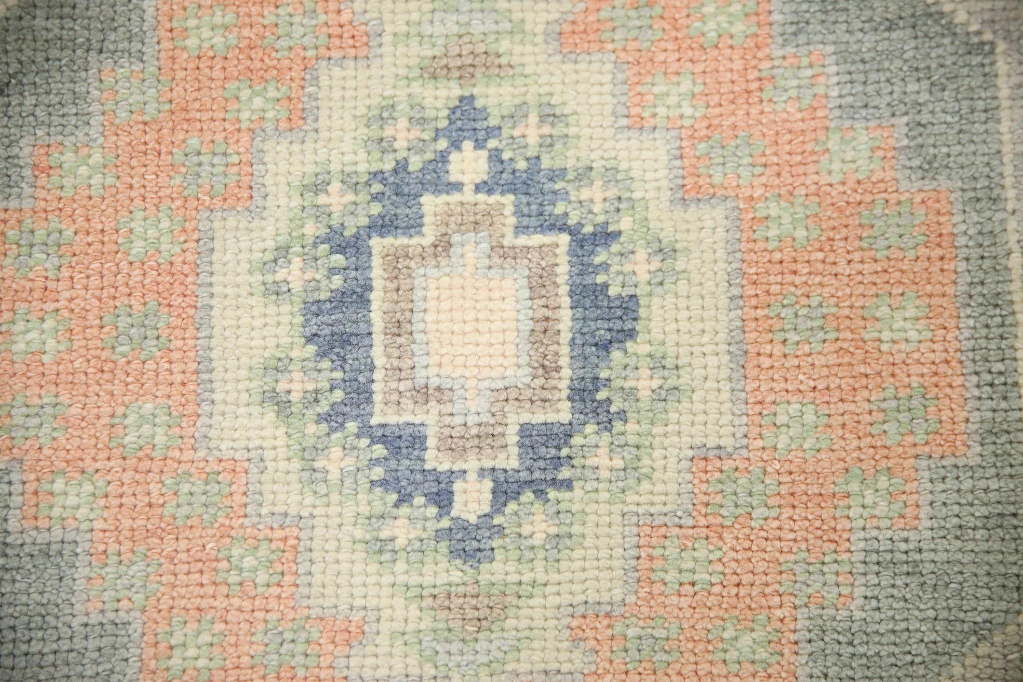 Ce tapis turc oushak est une œuvre d'art étonnante, tissée à la main selon des techniques traditionnelles par des artisans qualifiés. Le tapis présente des motifs complexes et une palette de couleurs douces obtenue grâce à l'utilisation de teintures