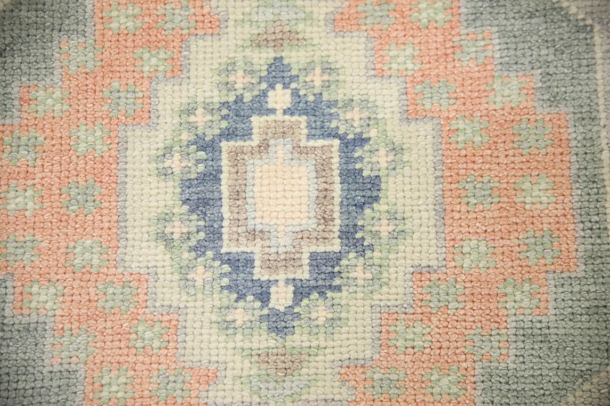 Dieser türkische Oushak-Teppich ist ein atemberaubendes Kunstwerk, das von erfahrenen Kunsthandwerkern mit traditionellen Techniken handgewebt wurde. Der Teppich weist komplizierte Muster und eine weiche Farbpalette auf, die durch die Verwendung