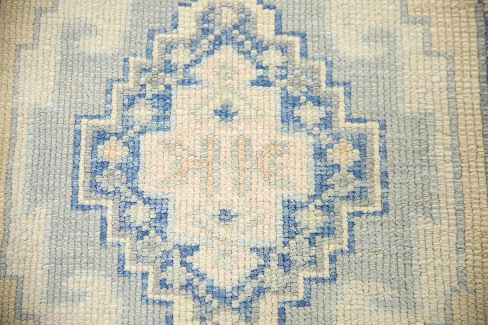 Questo tappeto turco oushak è un'opera d'arte straordinaria, tessuta a mano con tecniche tradizionali da abili artigiani. Il tappeto presenta motivi intricati e una tavolozza di colori tenui, ottenuti grazie all'uso di tinture vegetali
