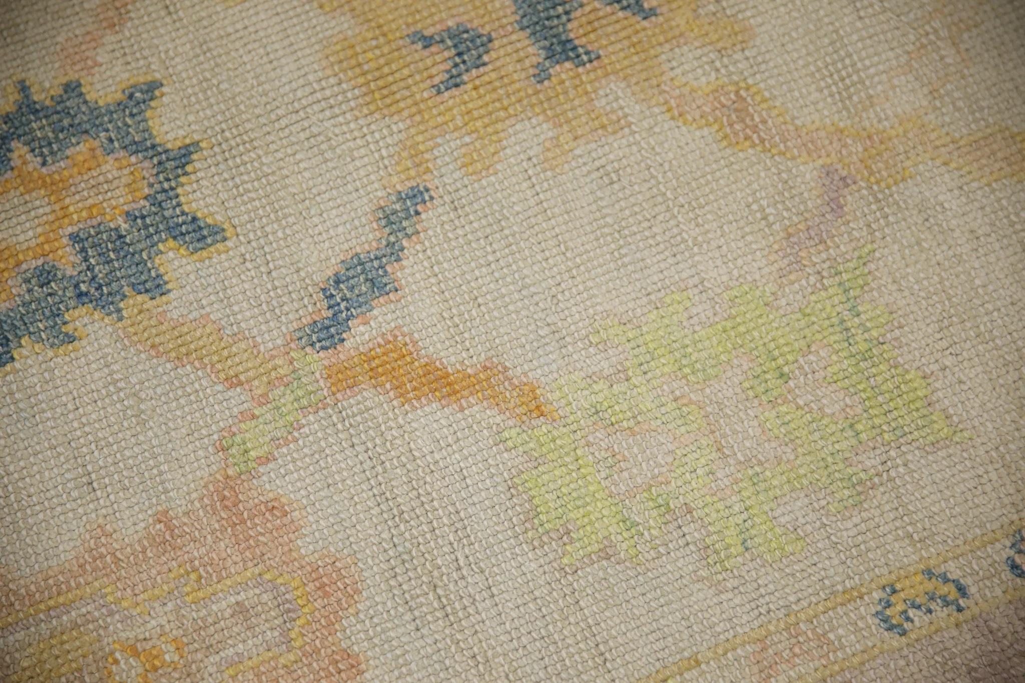 Dieser türkische Oushak-Teppich ist ein atemberaubendes Kunstwerk, das von erfahrenen Kunsthandwerkern mit traditionellen Techniken handgewebt wurde. Der Teppich weist komplizierte Muster und eine weiche Farbpalette auf, die durch die Verwendung