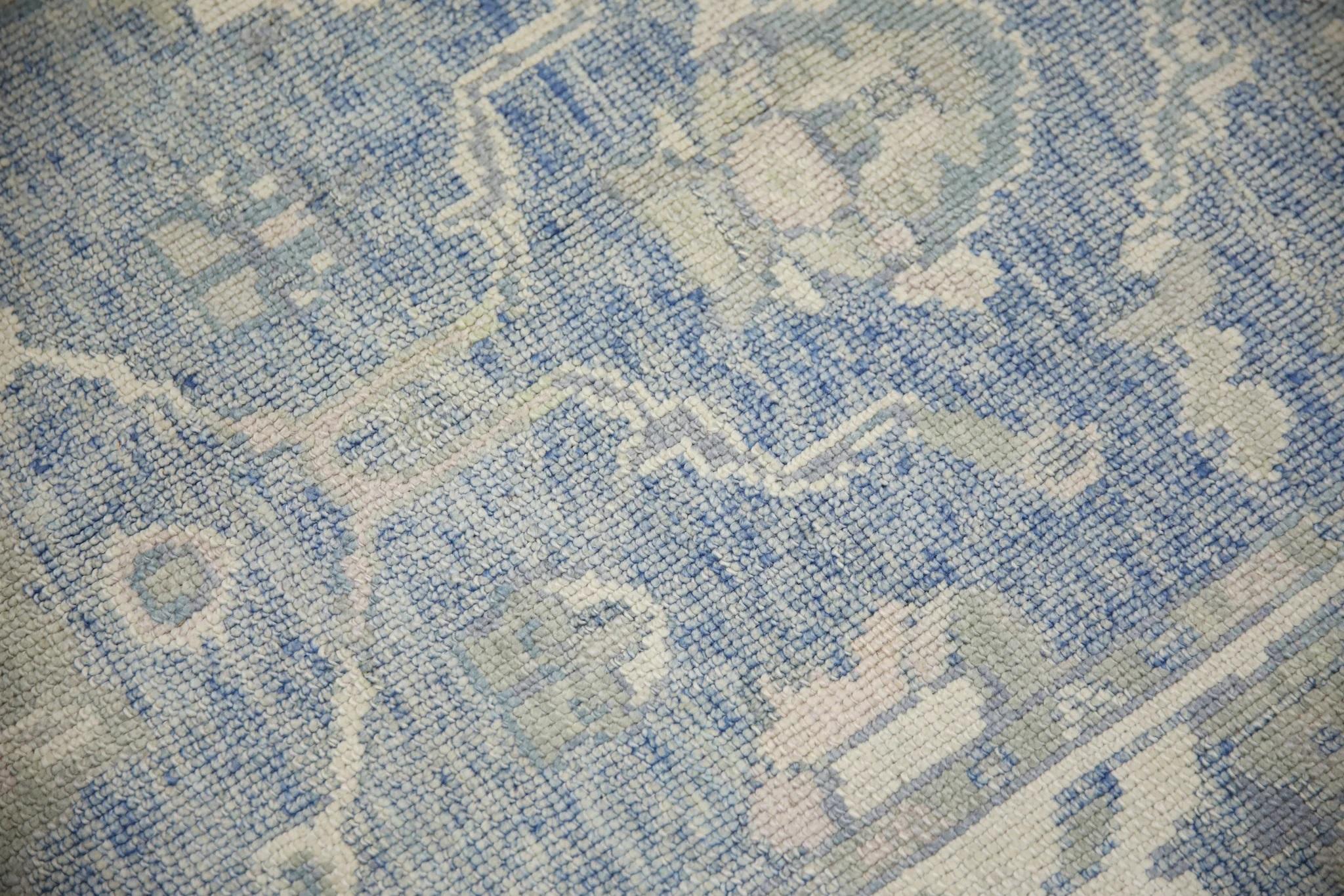 Ce tapis turc oushak est une œuvre d'art étonnante, tissée à la main selon des techniques traditionnelles par des artisans qualifiés. Le tapis présente des motifs complexes et une palette de couleurs douces obtenue grâce à l'utilisation de teintures