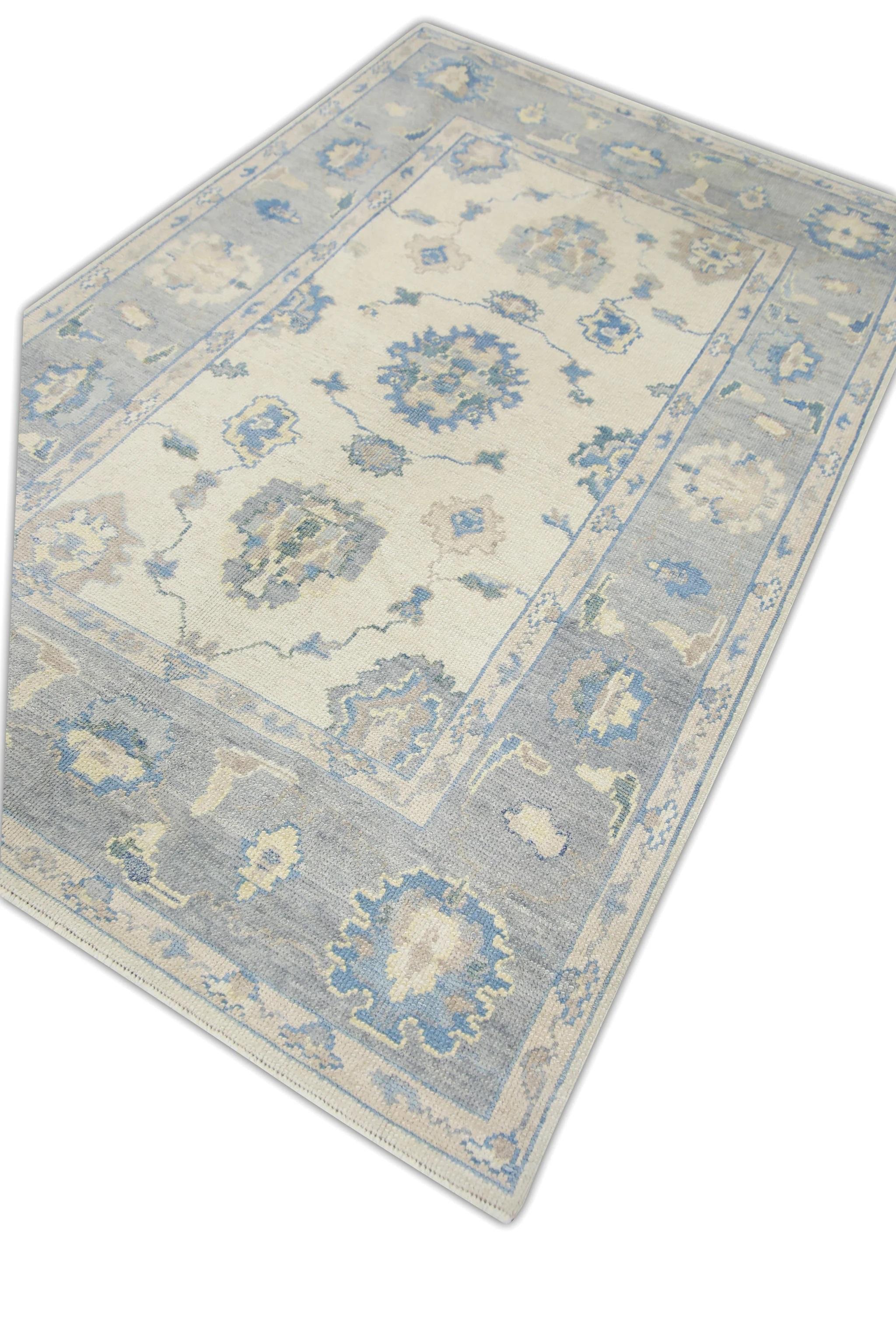 Dieser türkische Oushak-Teppich ist ein atemberaubendes Kunstwerk, das von erfahrenen Kunsthandwerkern mit traditionellen Techniken handgewebt wurde. Der Teppich weist komplizierte Muster und eine weiche Farbpalette auf, die durch die Verwendung