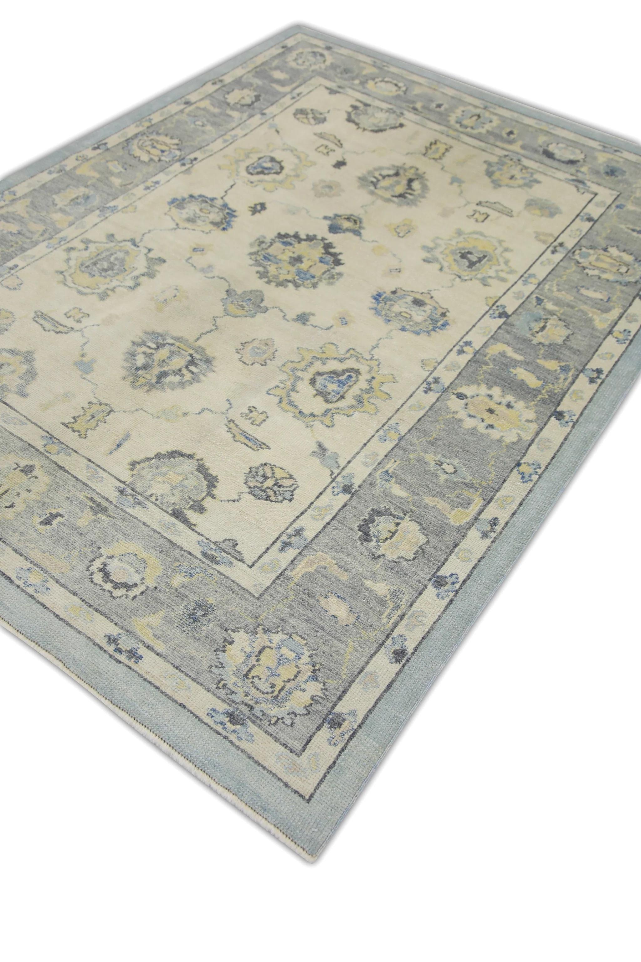 Ce tapis moderne turc Oushak est une œuvre d'art étonnante, tissée à la main selon des techniques traditionnelles par des artisans qualifiés. Le tapis présente des motifs complexes et une palette de couleurs douces obtenue grâce à l'utilisation de