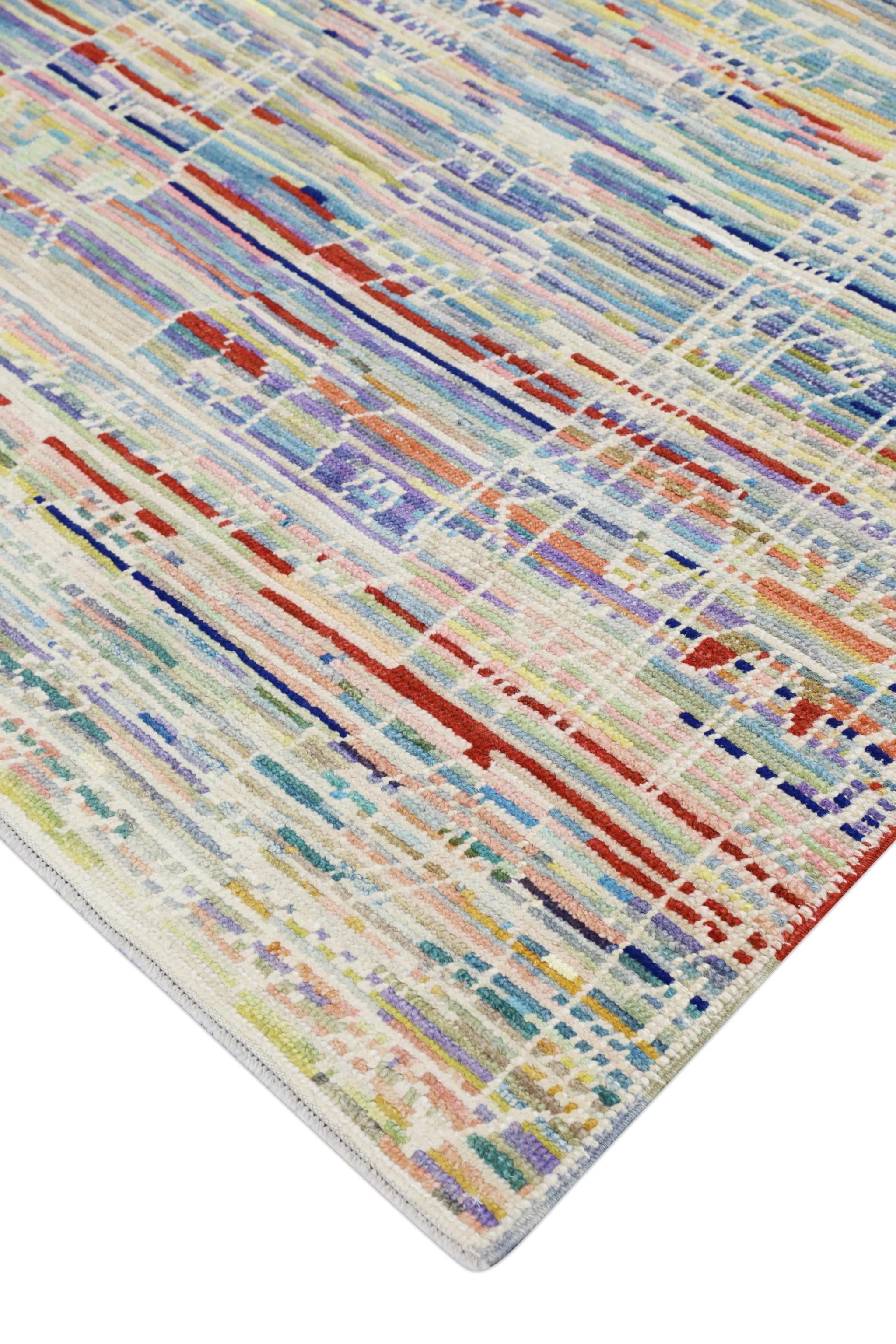 Dieser moderne türkische Oushak-Teppich ist ein atemberaubendes Kunstwerk, das von erfahrenen Kunsthandwerkern mit traditionellen Techniken handgewebt wurde. Der Teppich weist komplizierte Muster und eine weiche Farbpalette auf, die durch die