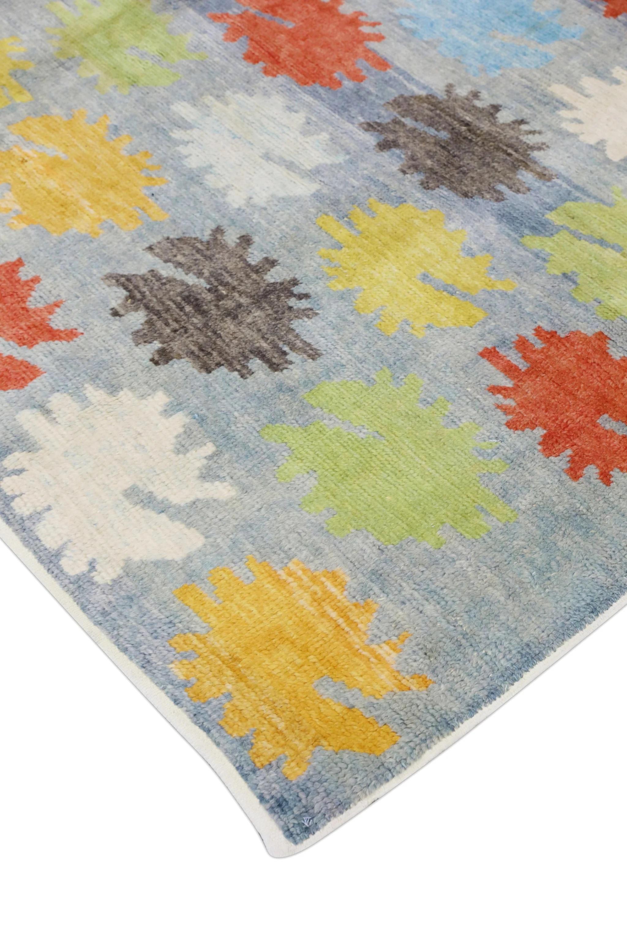 Dieser moderne türkische Oushak-Teppich ist ein atemberaubendes Kunstwerk, das von erfahrenen Kunsthandwerkern mit traditionellen Techniken handgewebt wurde. Der Teppich weist komplizierte Muster und eine weiche Farbpalette auf, die durch die
