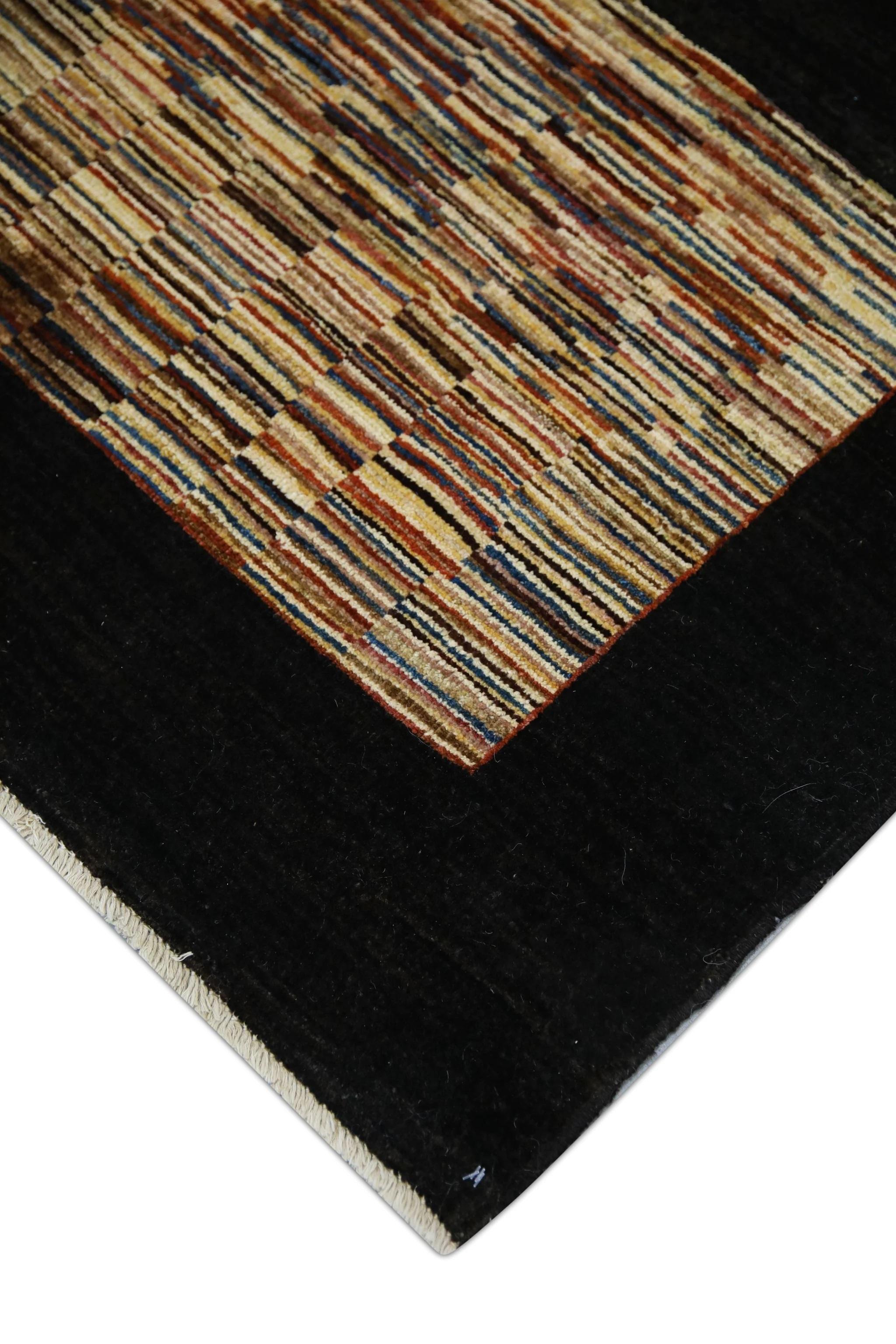 Esta moderna alfombra turca Oushak es una impresionante pieza de arte que ha sido tejida a mano con técnicas tradicionales por hábiles artesanos. La alfombra presenta intrincados dibujos y una suave paleta de colores que se consigue mediante el uso
