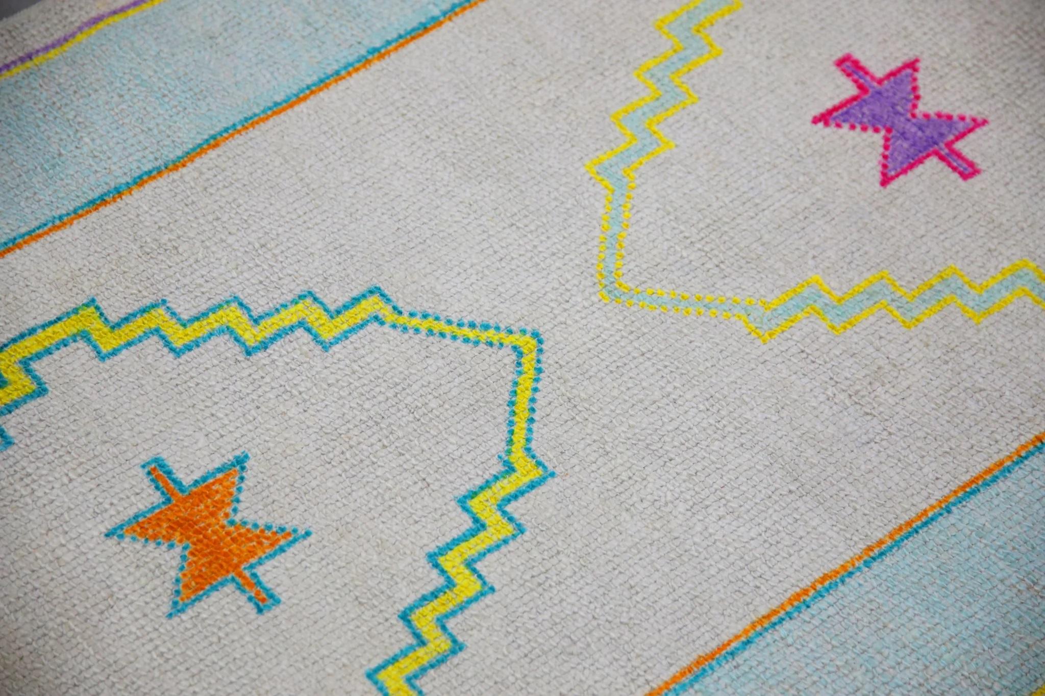 Ce tapis moderne turc Oushak est une œuvre d'art étonnante, tissée à la main selon des techniques traditionnelles par des artisans qualifiés. Le tapis présente des motifs complexes et une palette de couleurs douces obtenue grâce à l'utilisation de