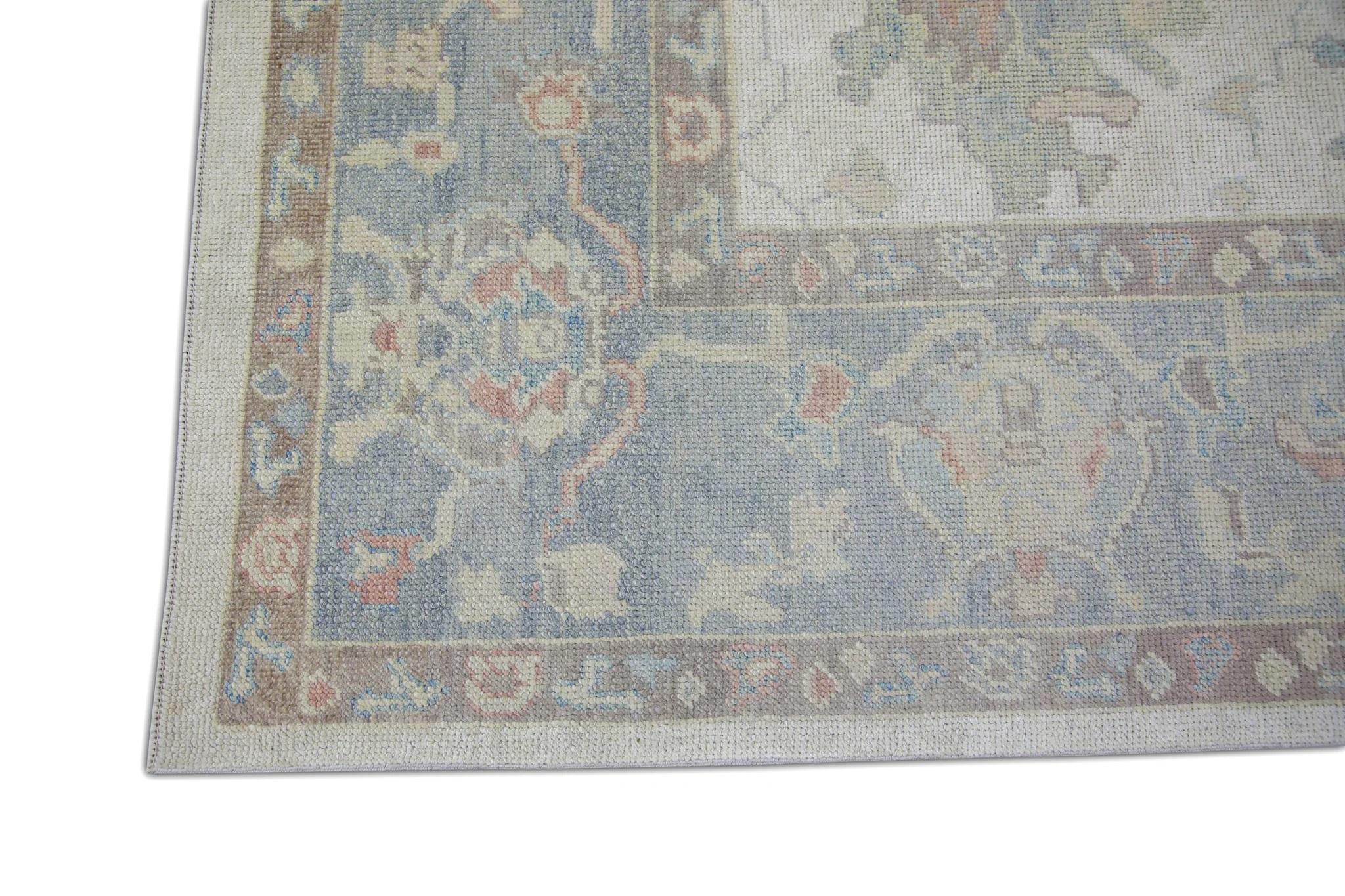 Dieser moderne türkische Oushak-Teppich ist ein atemberaubendes Kunstwerk, das von erfahrenen Kunsthandwerkern mit traditionellen Techniken handgewebt wurde. Der Teppich weist komplizierte Muster und eine weiche Farbpalette auf, die durch die