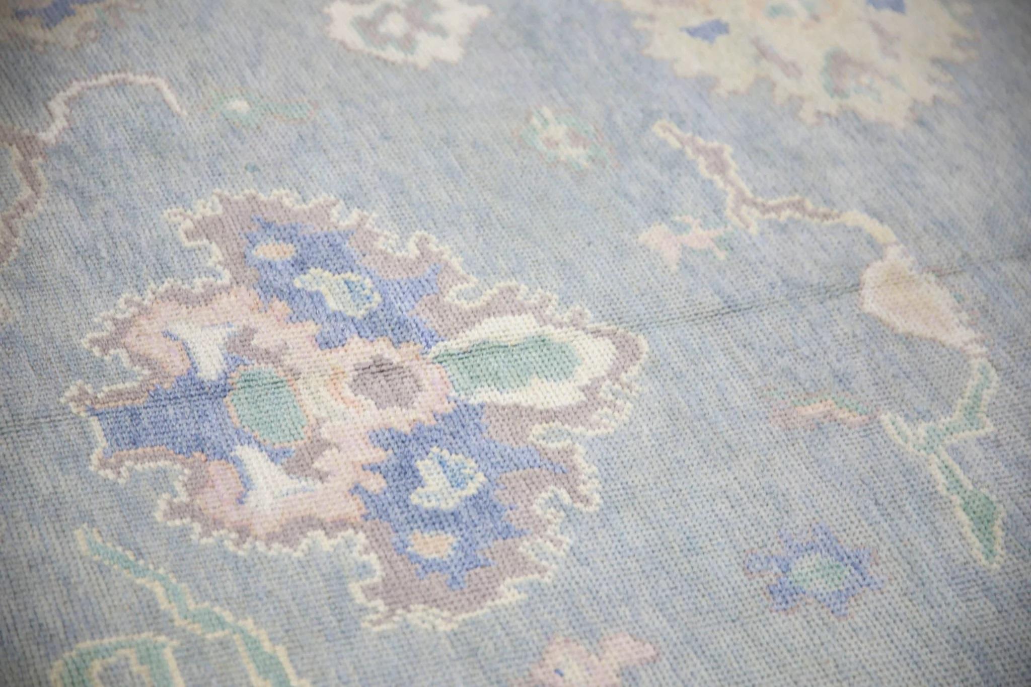 Dieser moderne türkische Oushak-Teppich ist ein atemberaubendes Kunstwerk, das von erfahrenen Kunsthandwerkern mit traditionellen Techniken handgewebt wurde. Der Teppich weist komplizierte Muster und eine weiche Farbpalette auf, die durch die