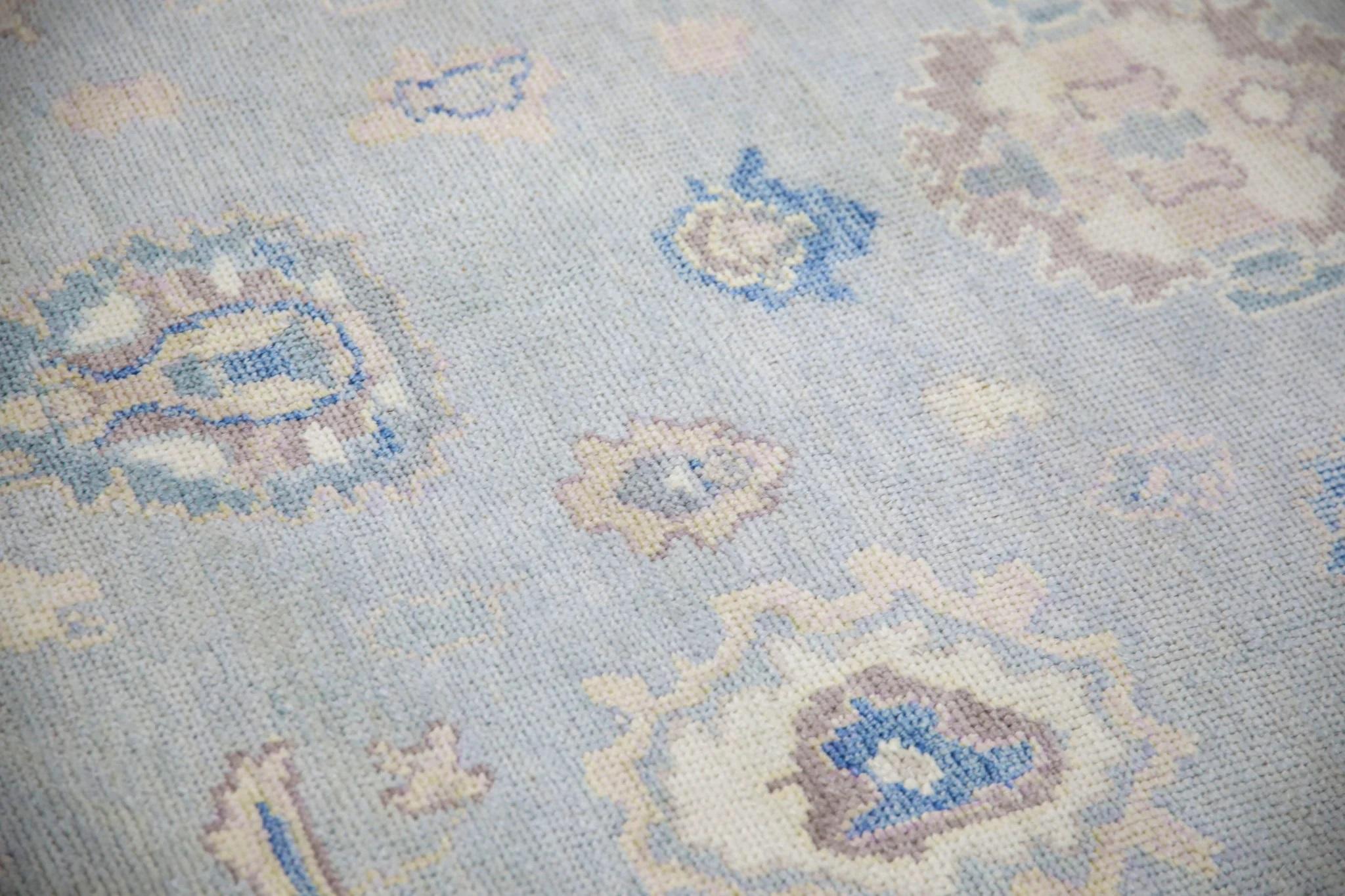 Dieser moderne türkische Oushak-Teppich ist ein atemberaubendes Kunstwerk, das von erfahrenen Kunsthandwerkern mit traditionellen Techniken handgewebt wurde. Der Teppich weist komplizierte Muster und eine weiche Farbpalette auf, die durch die