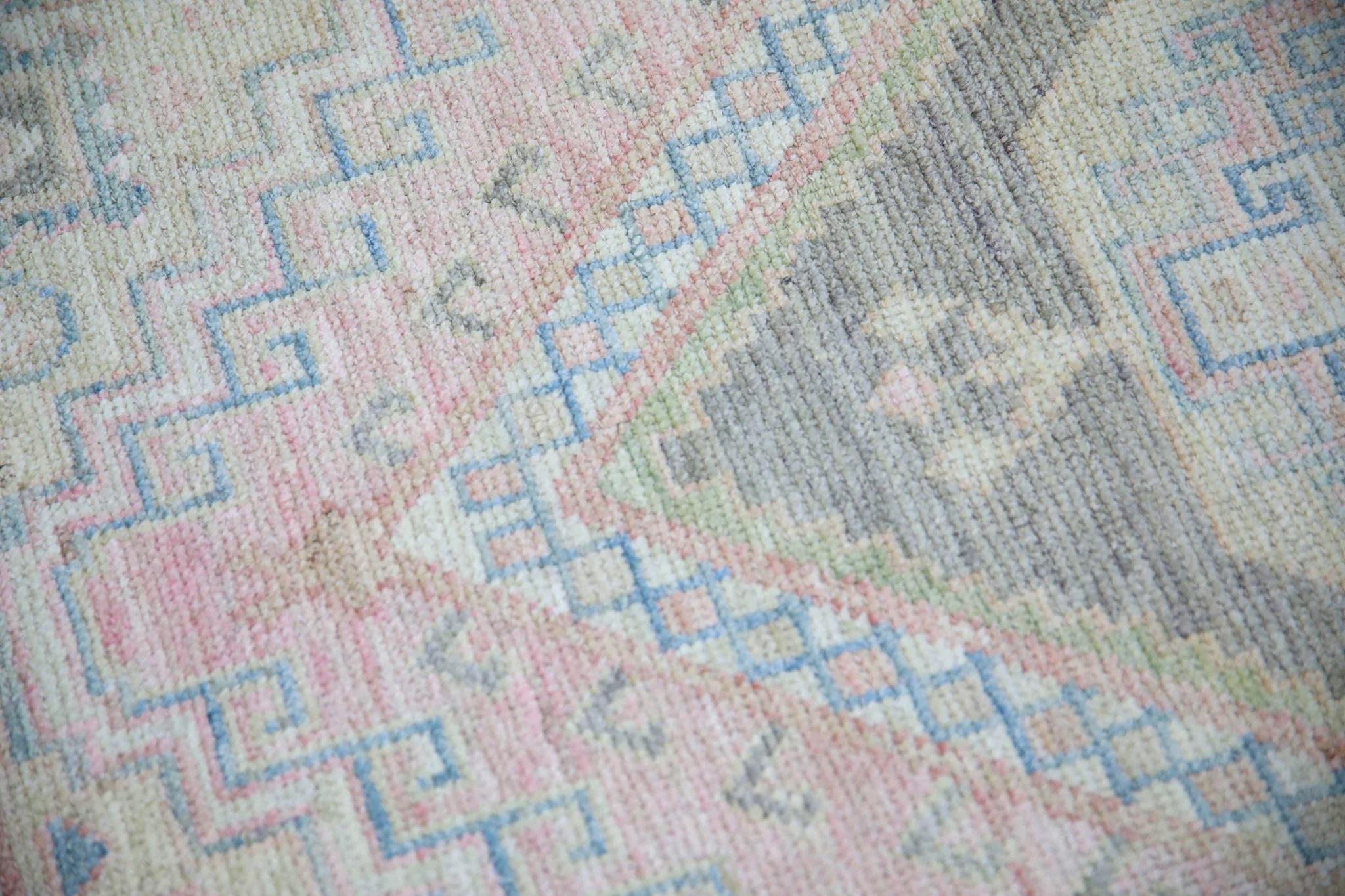 Dieser moderne türkische Oushak-Teppich ist ein atemberaubendes Kunstwerk, das von erfahrenen Kunsthandwerkern mit traditionellen Techniken handgewebt wurde. Der Teppich weist komplizierte Muster und eine weiche Farbpalette auf, die durch die