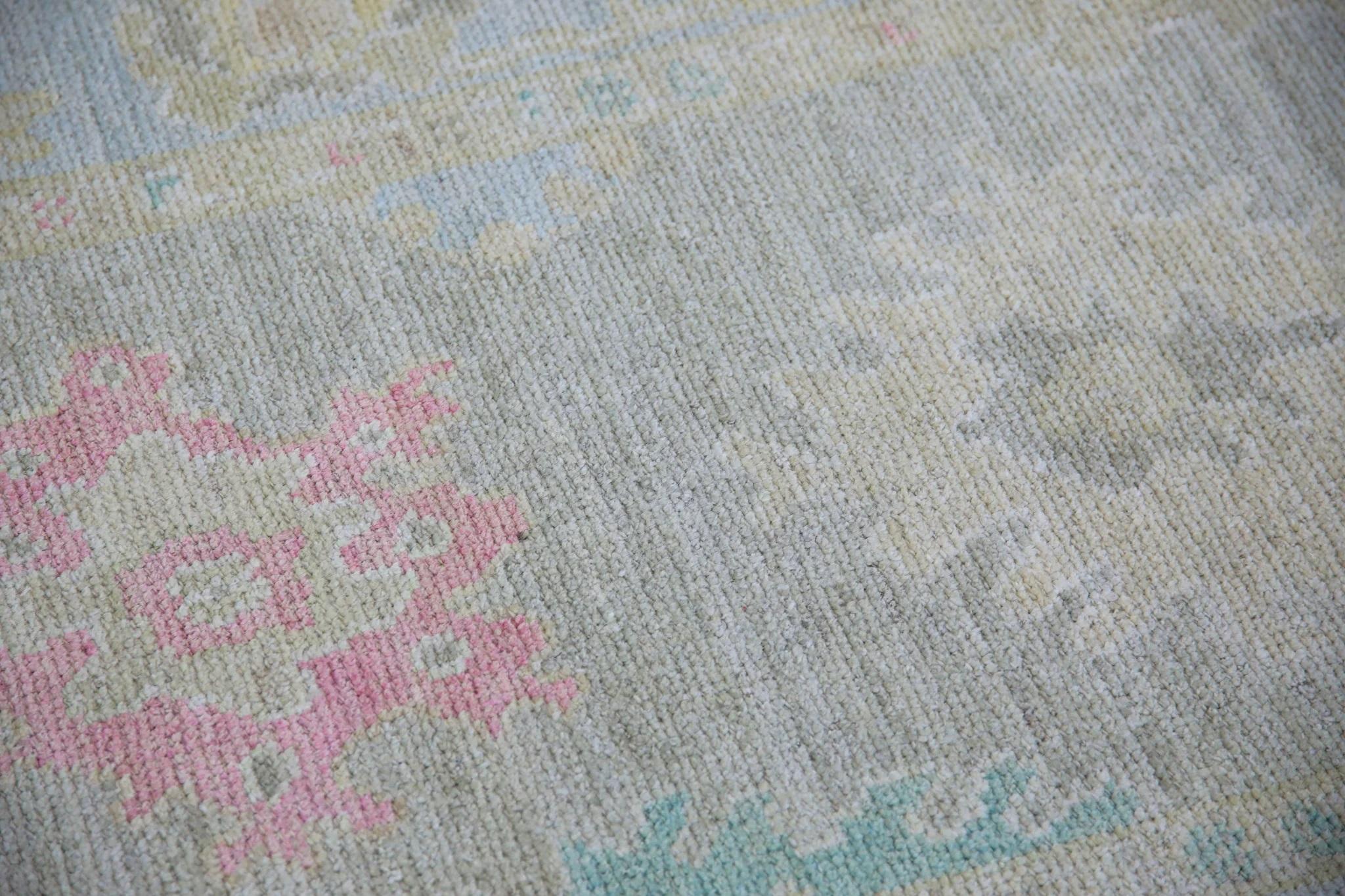 Ce tapis moderne turc Oushak est une œuvre d'art étonnante, tissée à la main selon des techniques traditionnelles par des artisans qualifiés. Le tapis présente des motifs complexes et une palette de couleurs douces obtenue grâce à l'utilisation de